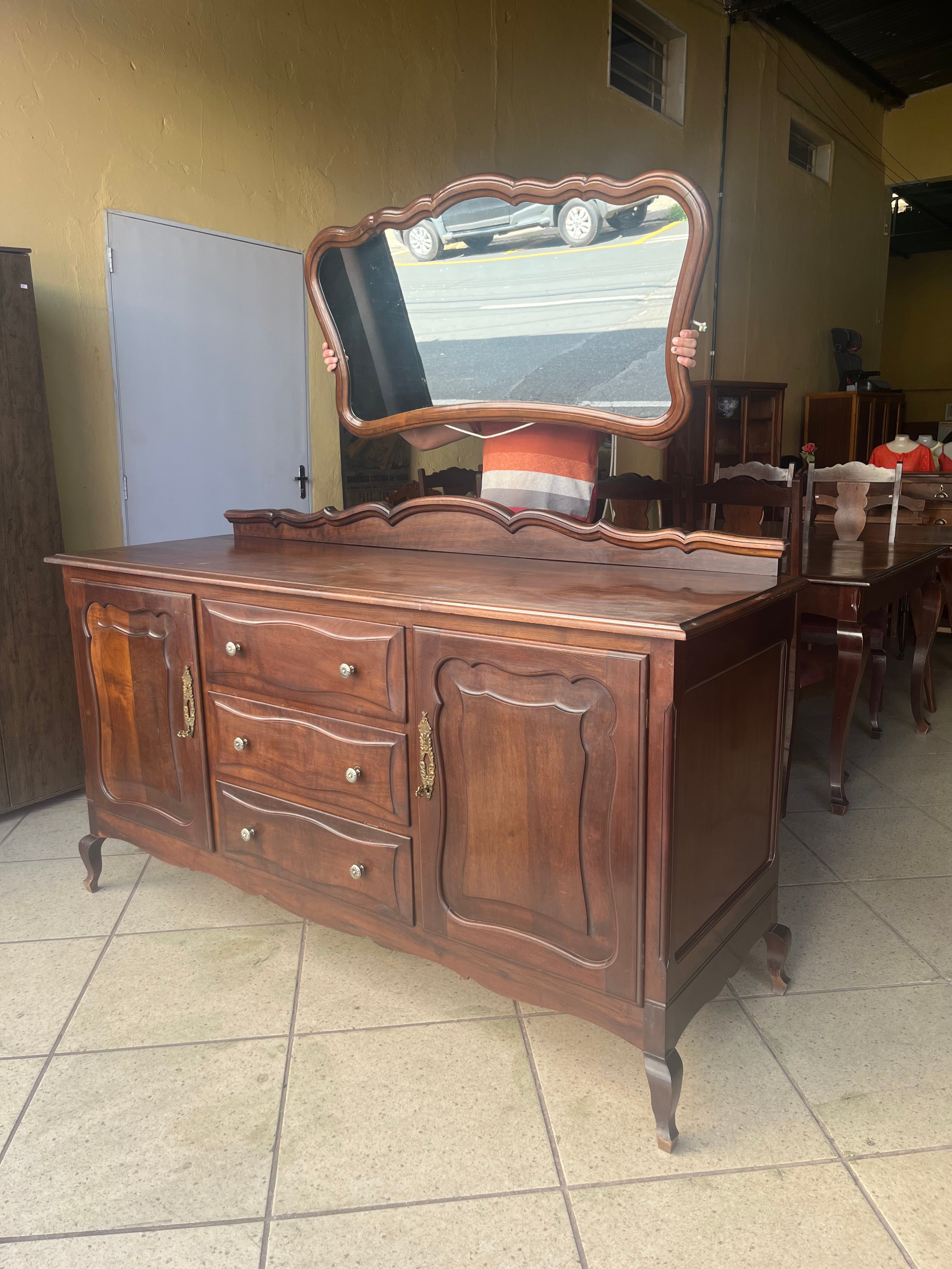 BELÍSSIMO BUFFET COM ESPELHO COM MAIS DE 80 ANOS