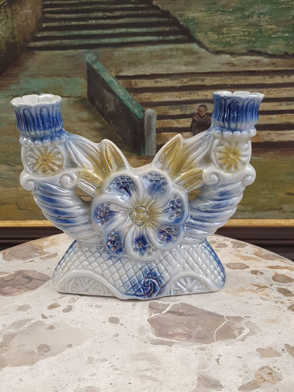 Castiçal duplo vintage em porcelana nacional com linda pintura perolada brilhante (lusterware).  Maravilhoso e intacto!