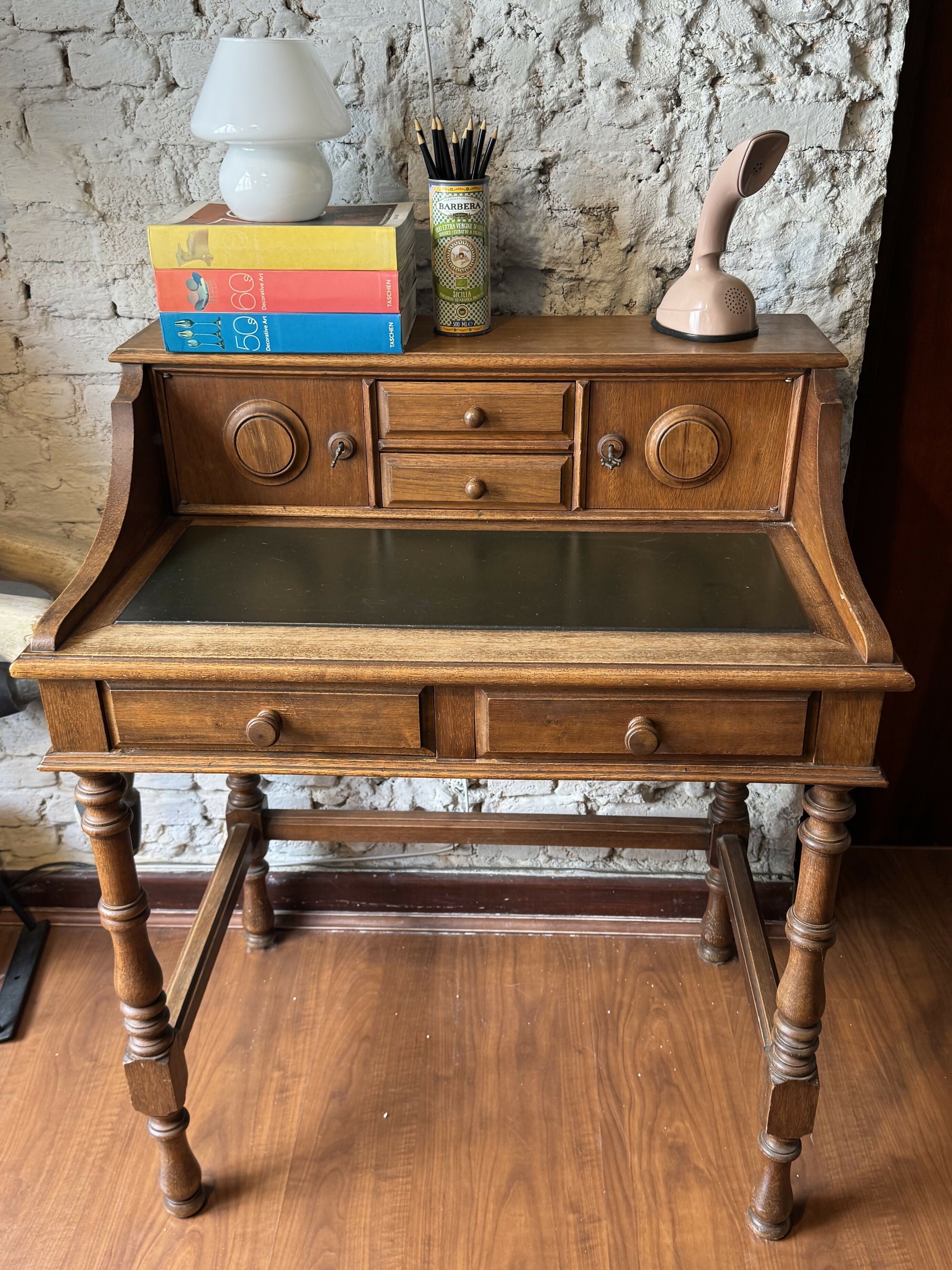 Escrivaninha / penteadeira em madeira maciça