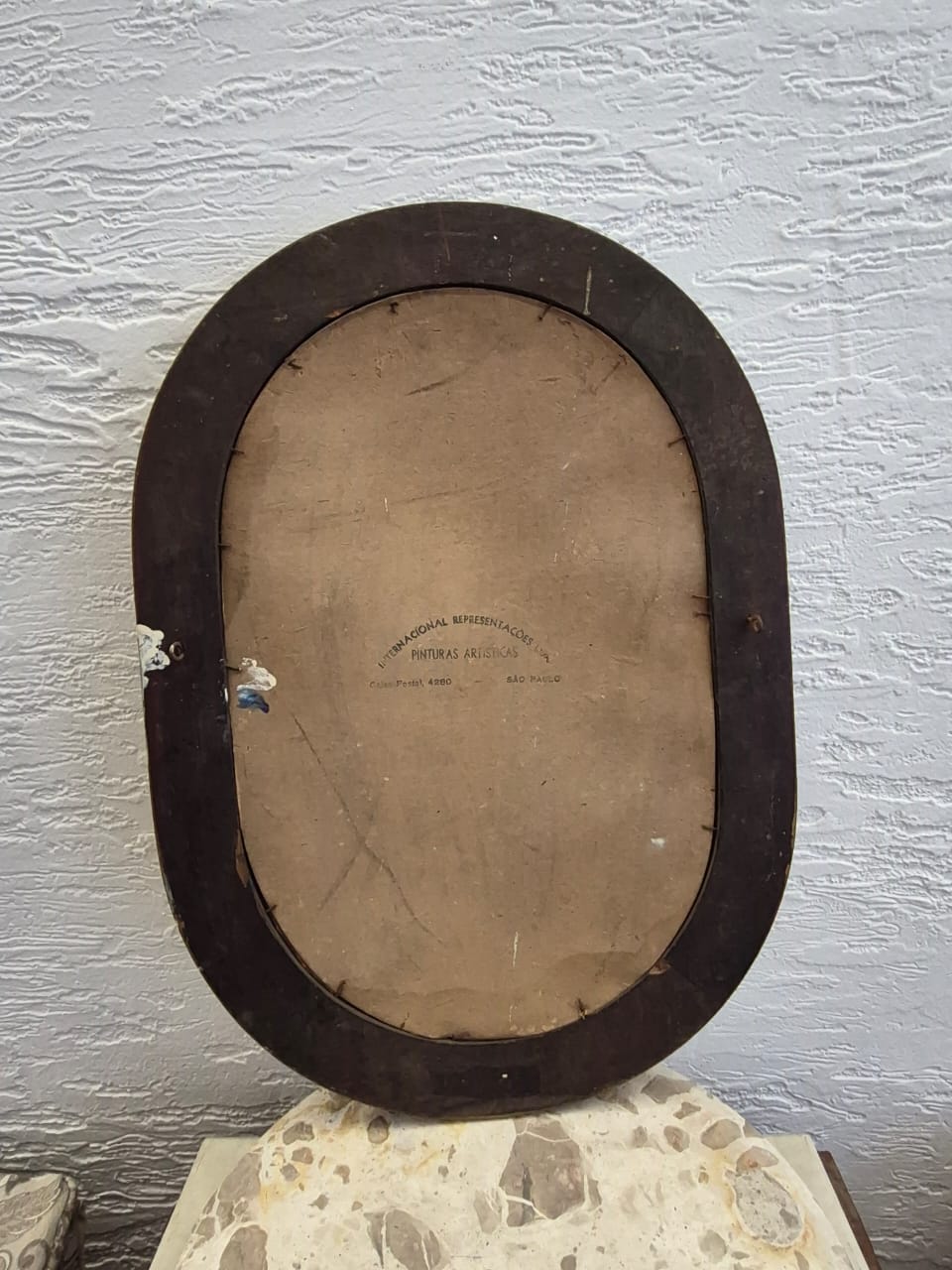 Quadro porta retrato vintage,  anos 40, com foto pintura na clássica moldura oval com detalhes entalhados.  Moldura linda, íntegra, com mínimos detalhes do tempo.