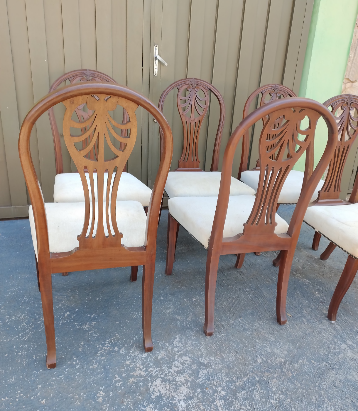 Conjunto de 4 Antigas Cadeiras em Mogno Entalhado. com estofado claro original
