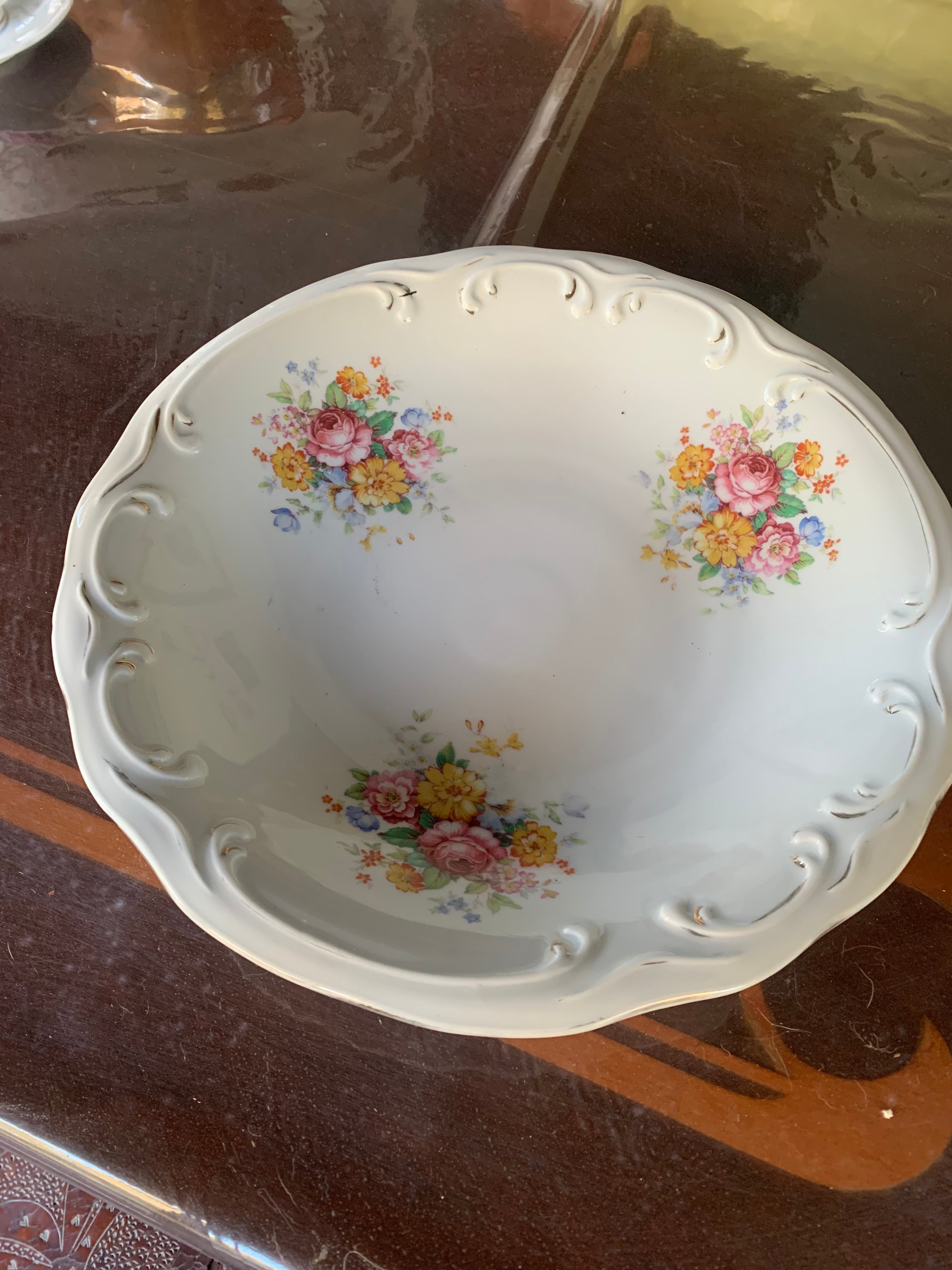 Grande e muito antiga travessa funda porcelana Schimdt com motivos florais 