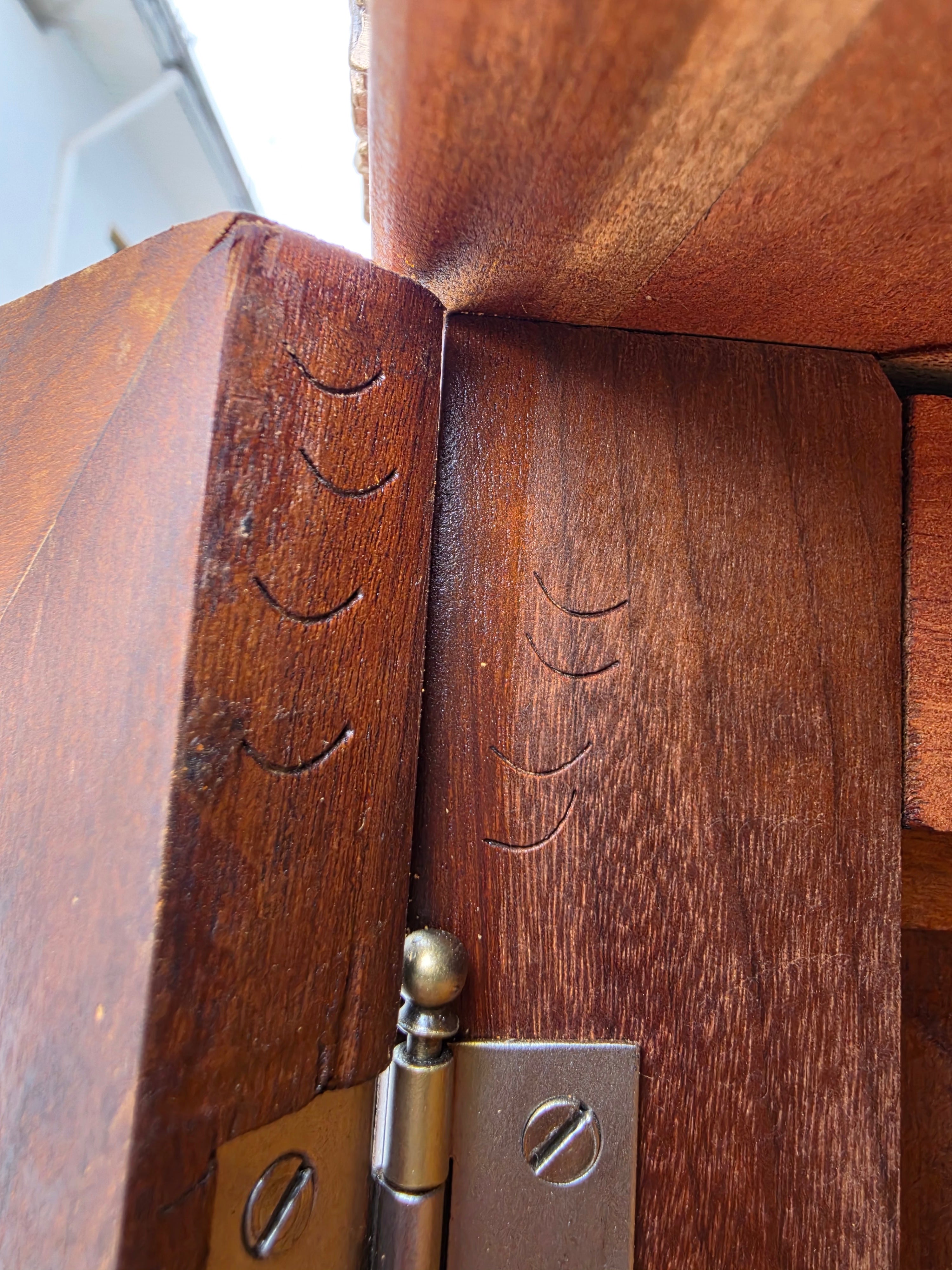 Guarda roupa 1930 com Marchetaria e espelho oval