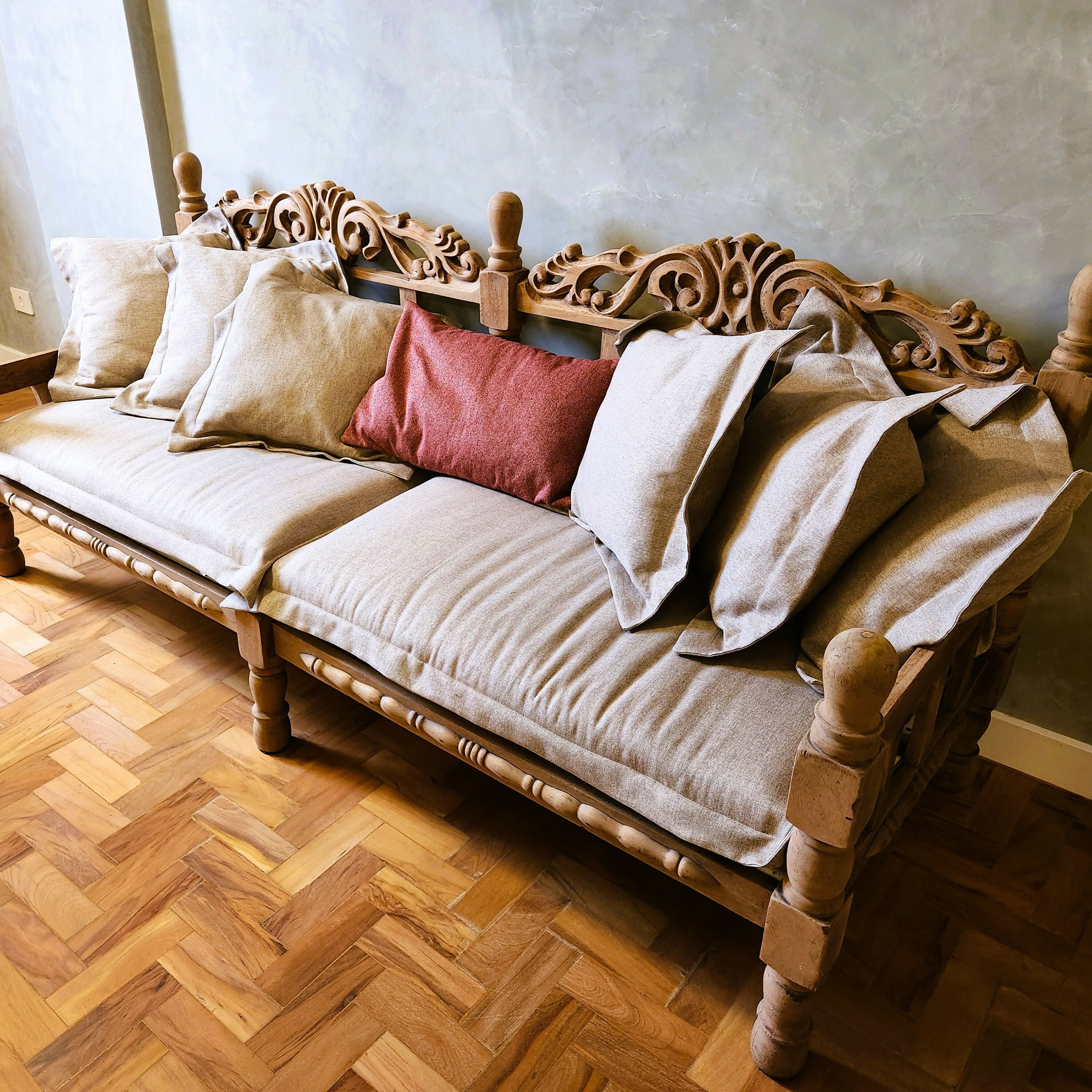 Sofá de madeira maciça entalhada com almofadas soltas