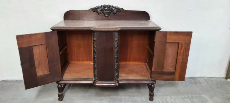 Buffet Renascença em Imbuia e tampo de mármore grego