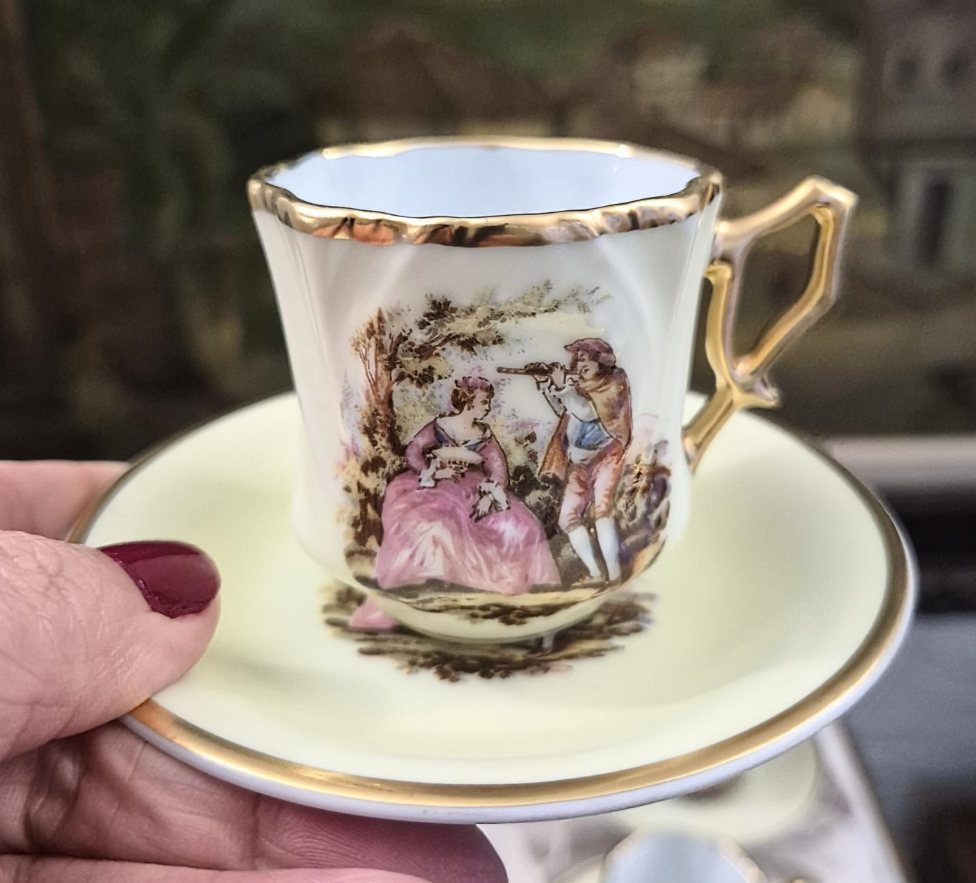 Conjunto de 5 xícaras para café em porcelana vintage maravilhosa DP, com linda cena galante e douração à ouro impecável. Uma lindeza!