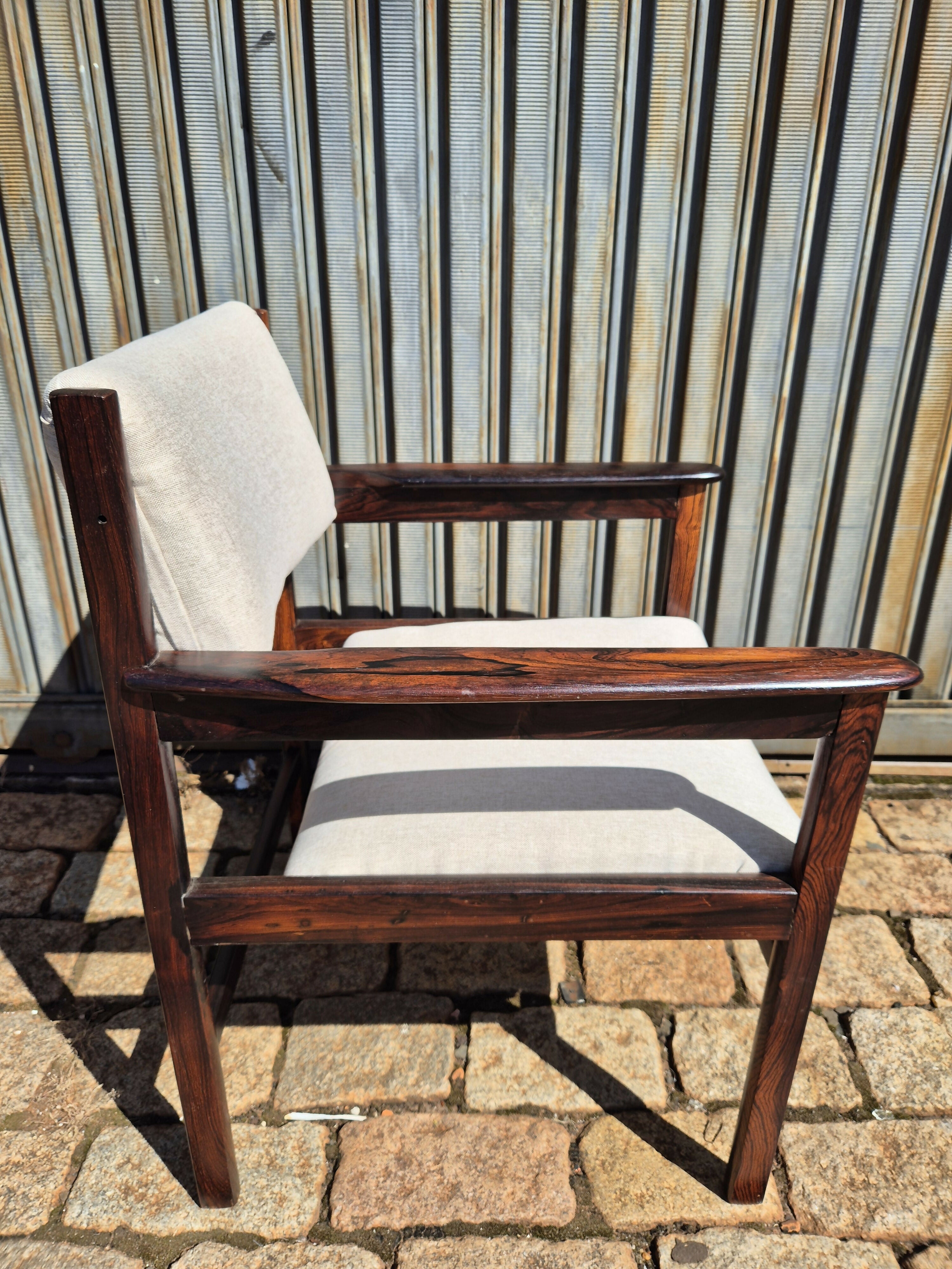 Poltrona Jacarandá J.M Magalhães com estofado novo