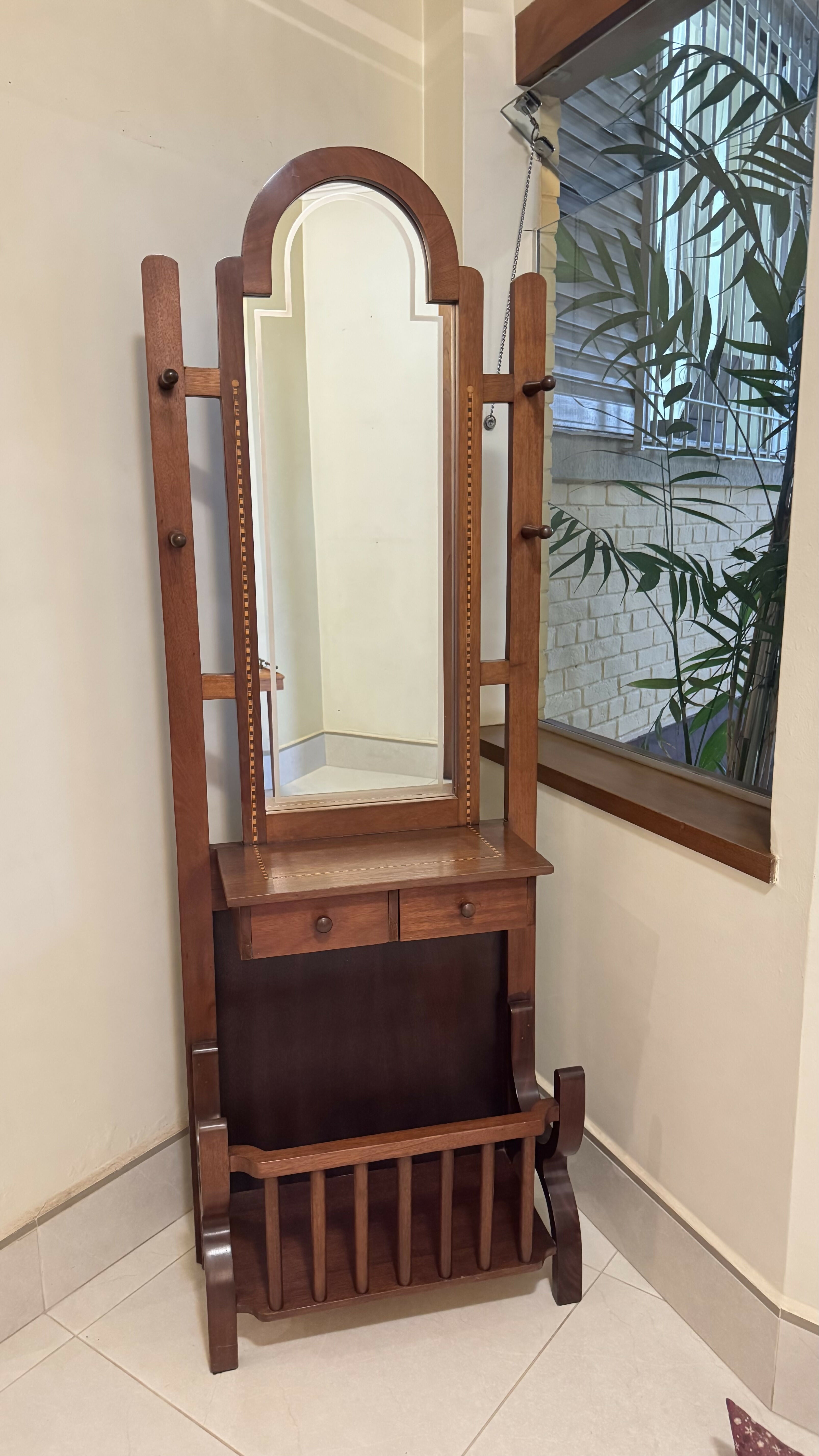 Chapeleiro antiga em madeira nobre,com marchetaria em sua base , detalhes refinados