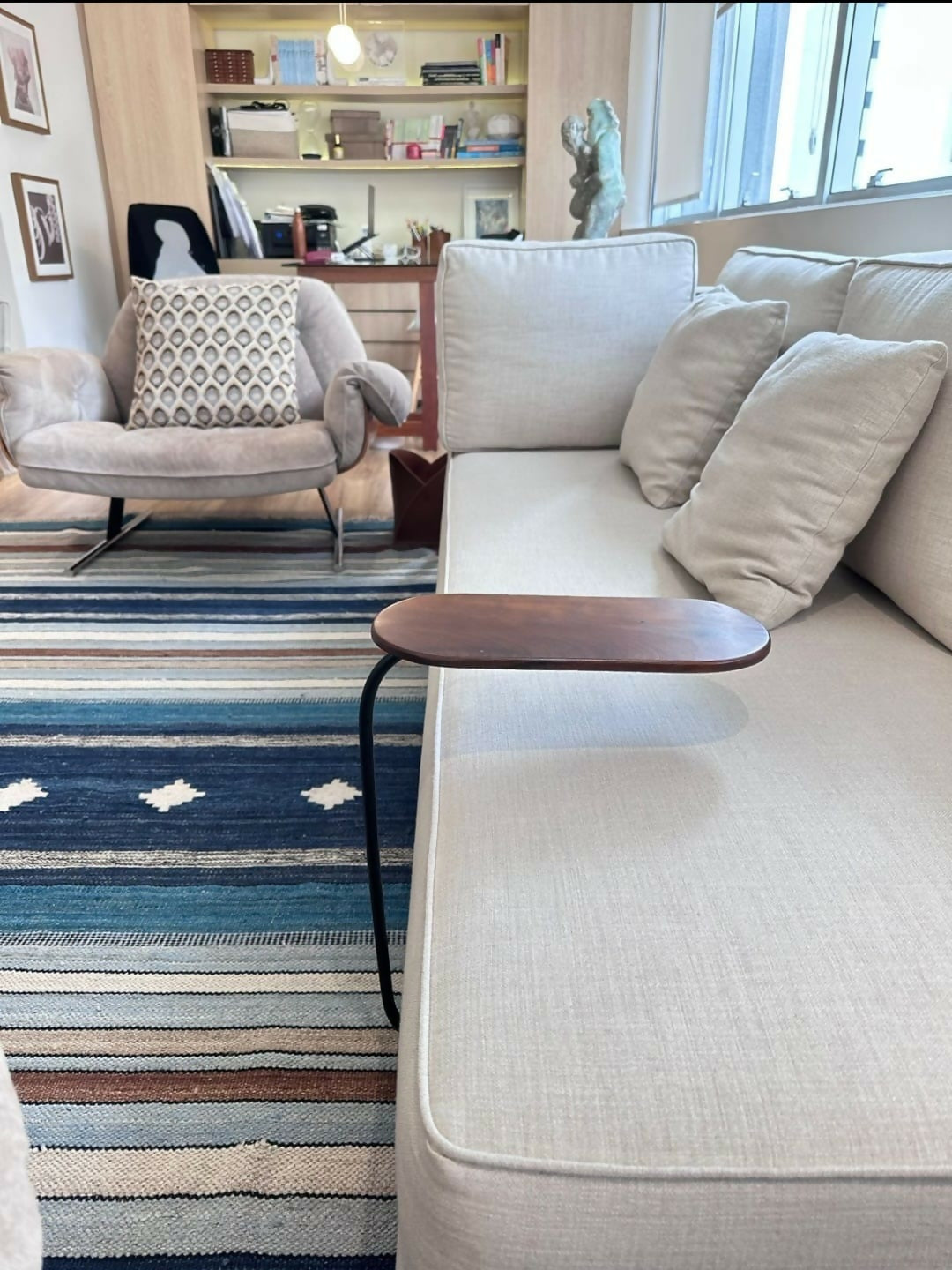 Mesa canto/café em ferro com tampo em imbuia maciça.