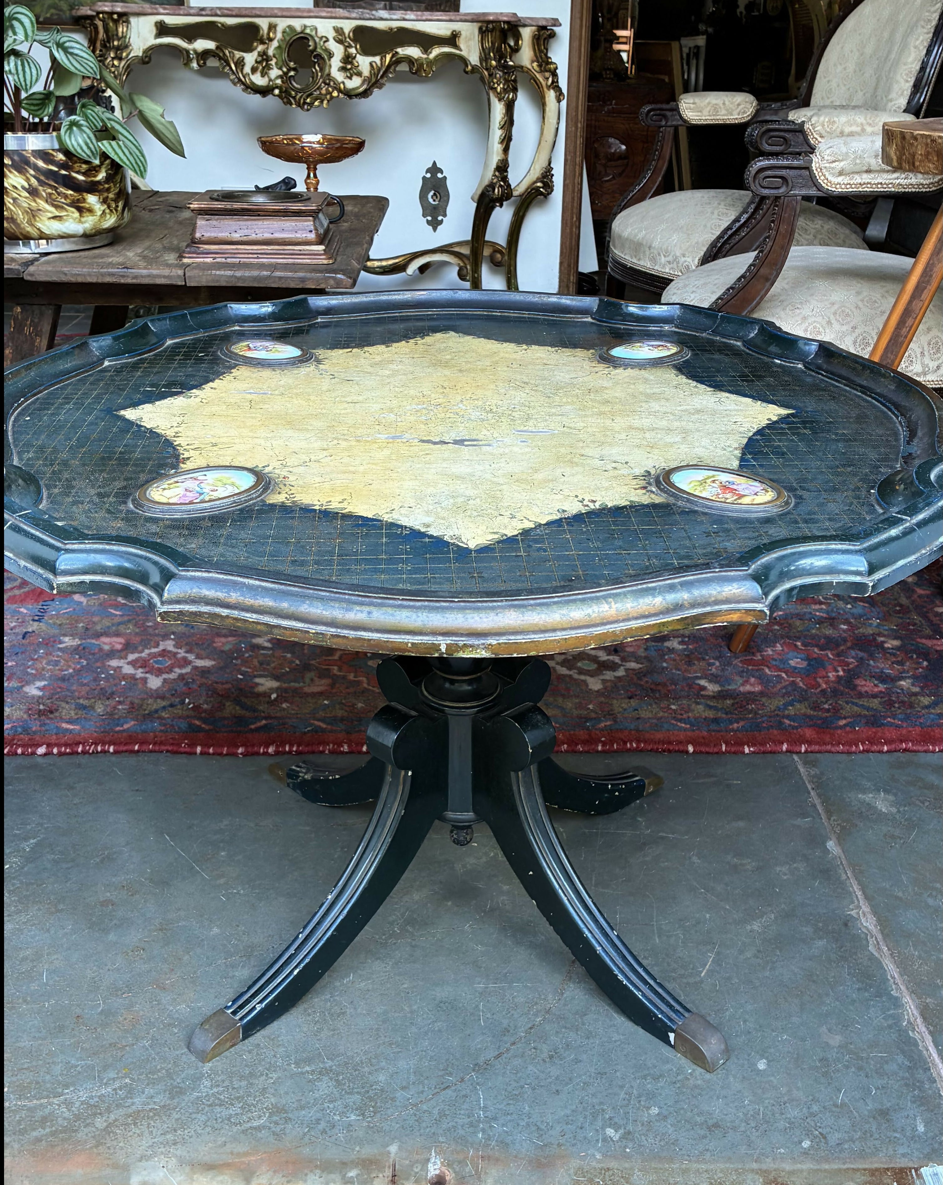 Mesa de Centro Antiga em Madeira com tampo adornado