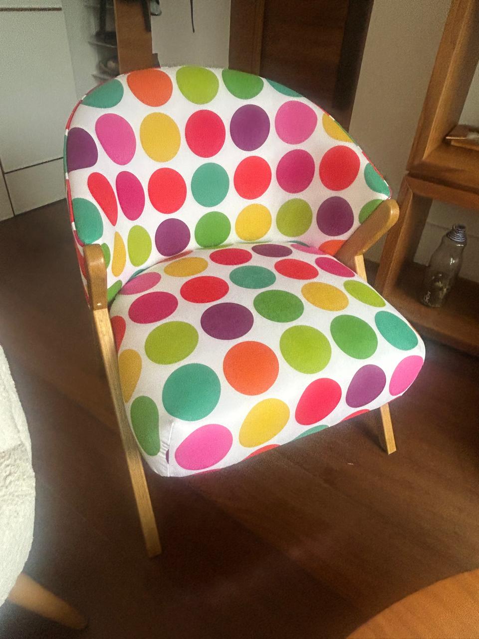 Poltronas com estofado de Bolinhas coloridas 