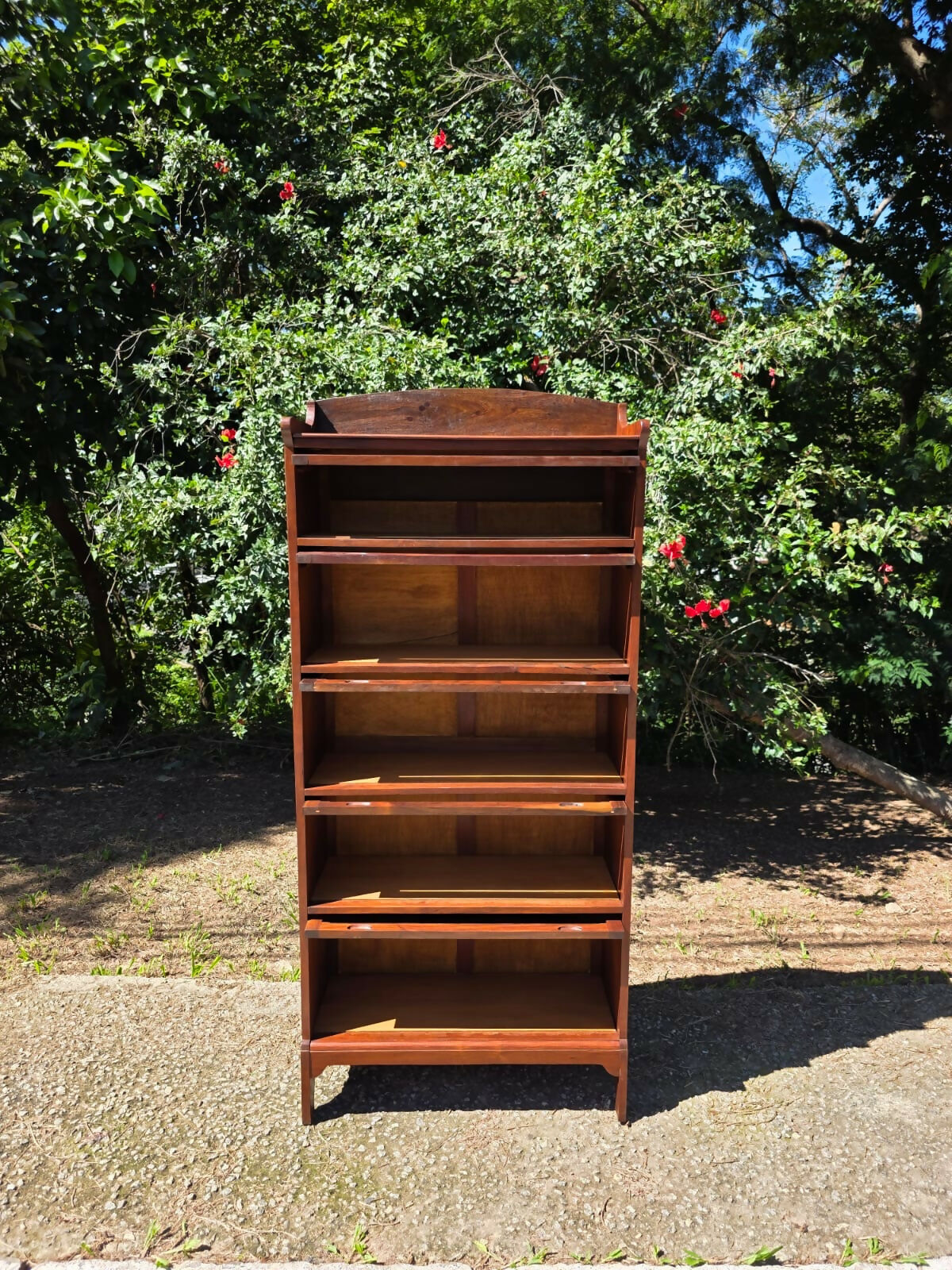 Livreiro basculante em imbuia maciça Modelo Liceu de Artes e Ofícios