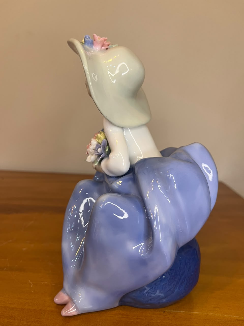 Escultura em Porcelana Menina com Chapéu e Flores – 18 cm