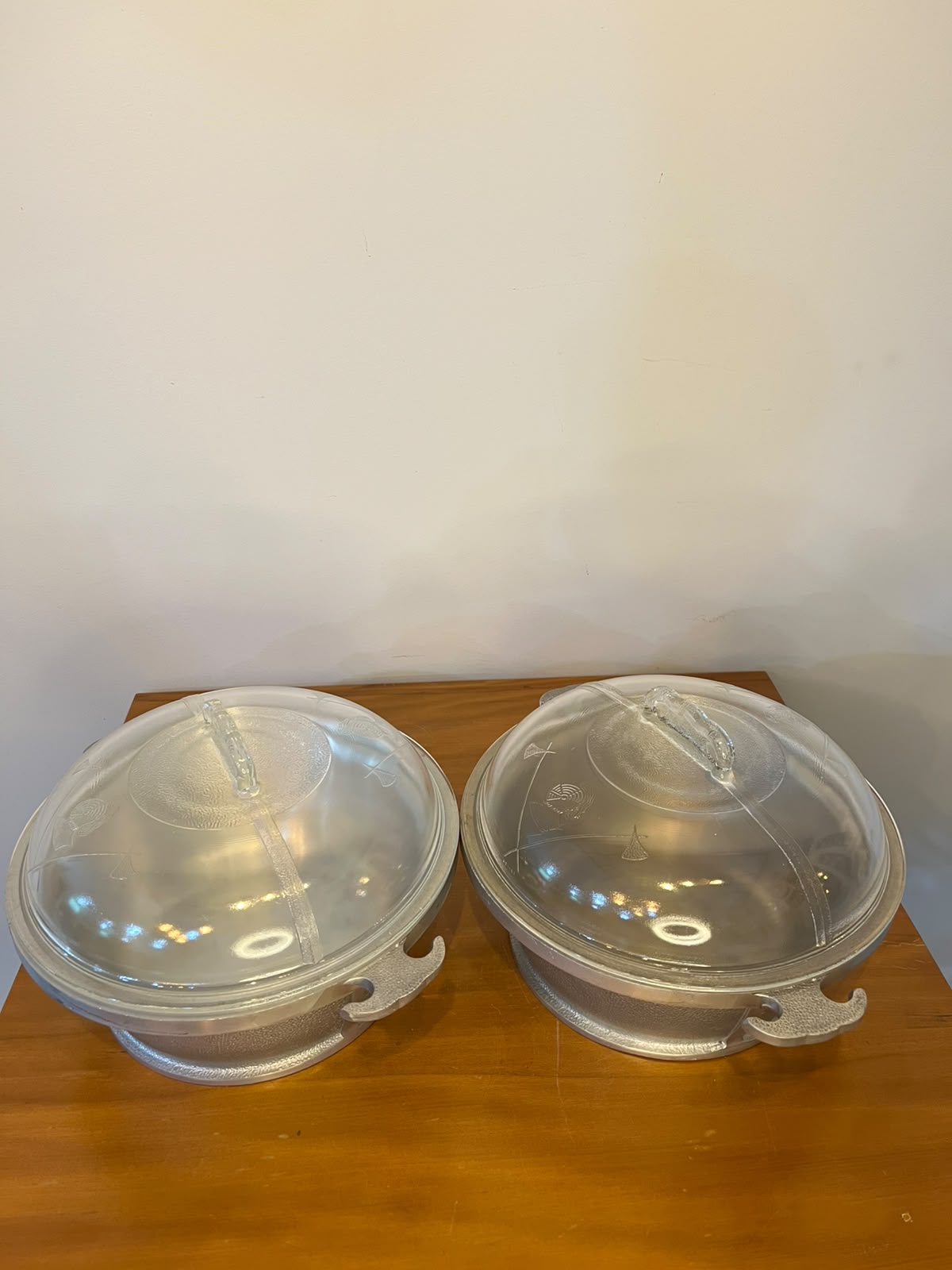 Par de Recipientes em metal prateado com Tampas de Vidro – Estilo Vintage