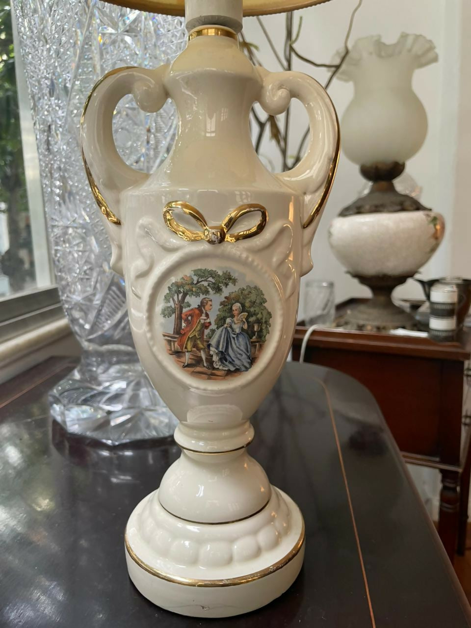 Abajur em porcelana com cena galante e douração