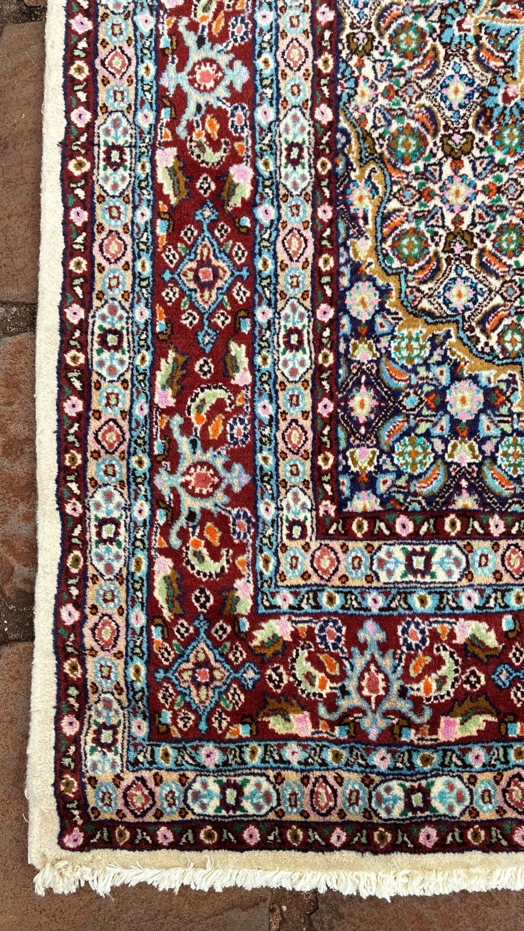 Tapete Persa Medallion fundo creme, azul e vermelho bordô com arabescos florais 