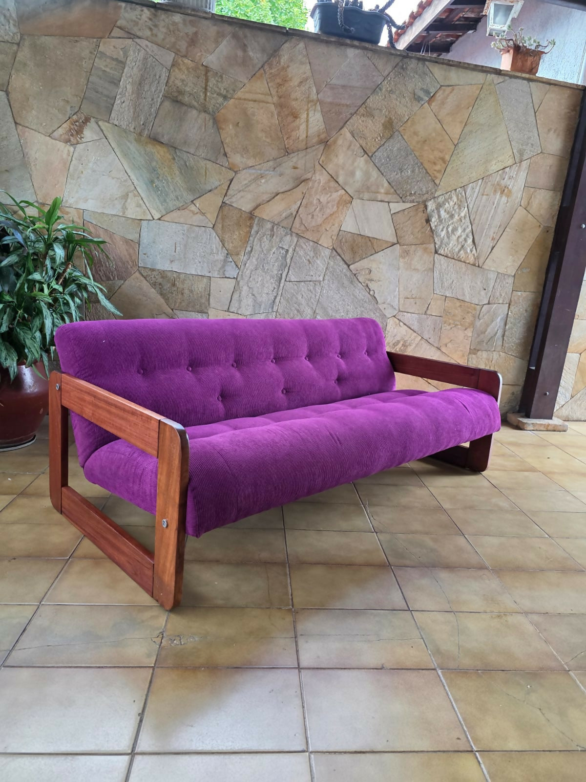 Sofá Percival Lafer MP-185, tecido veludo cotele roxo.