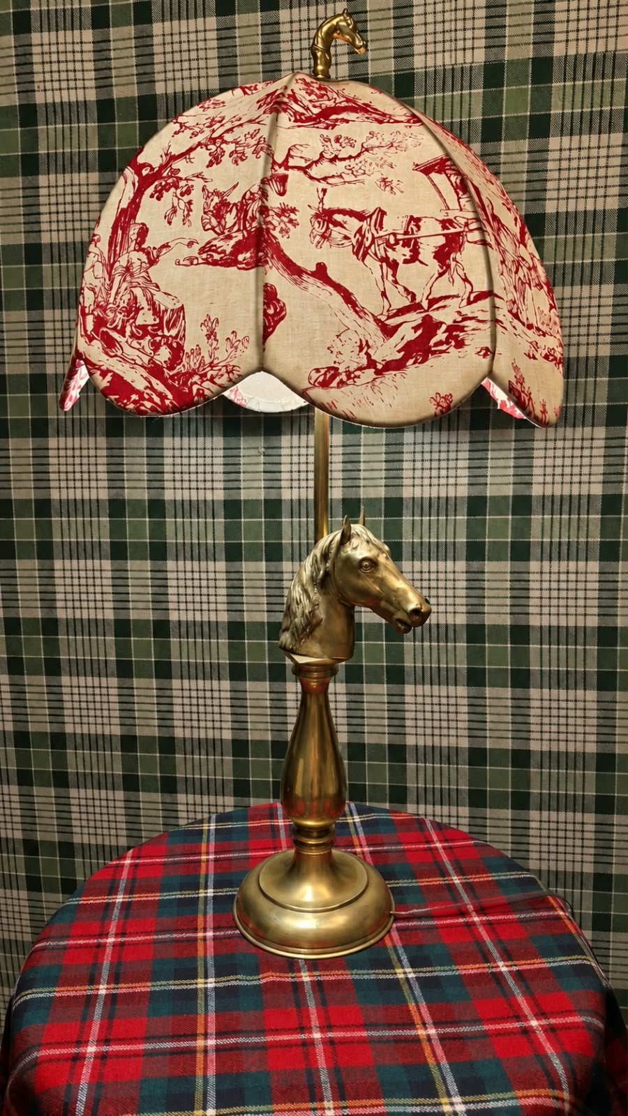 Raríssimo Abajur Neoclássico Country House em metal dourado com busto de Cavalo e cúpula com iltutracei