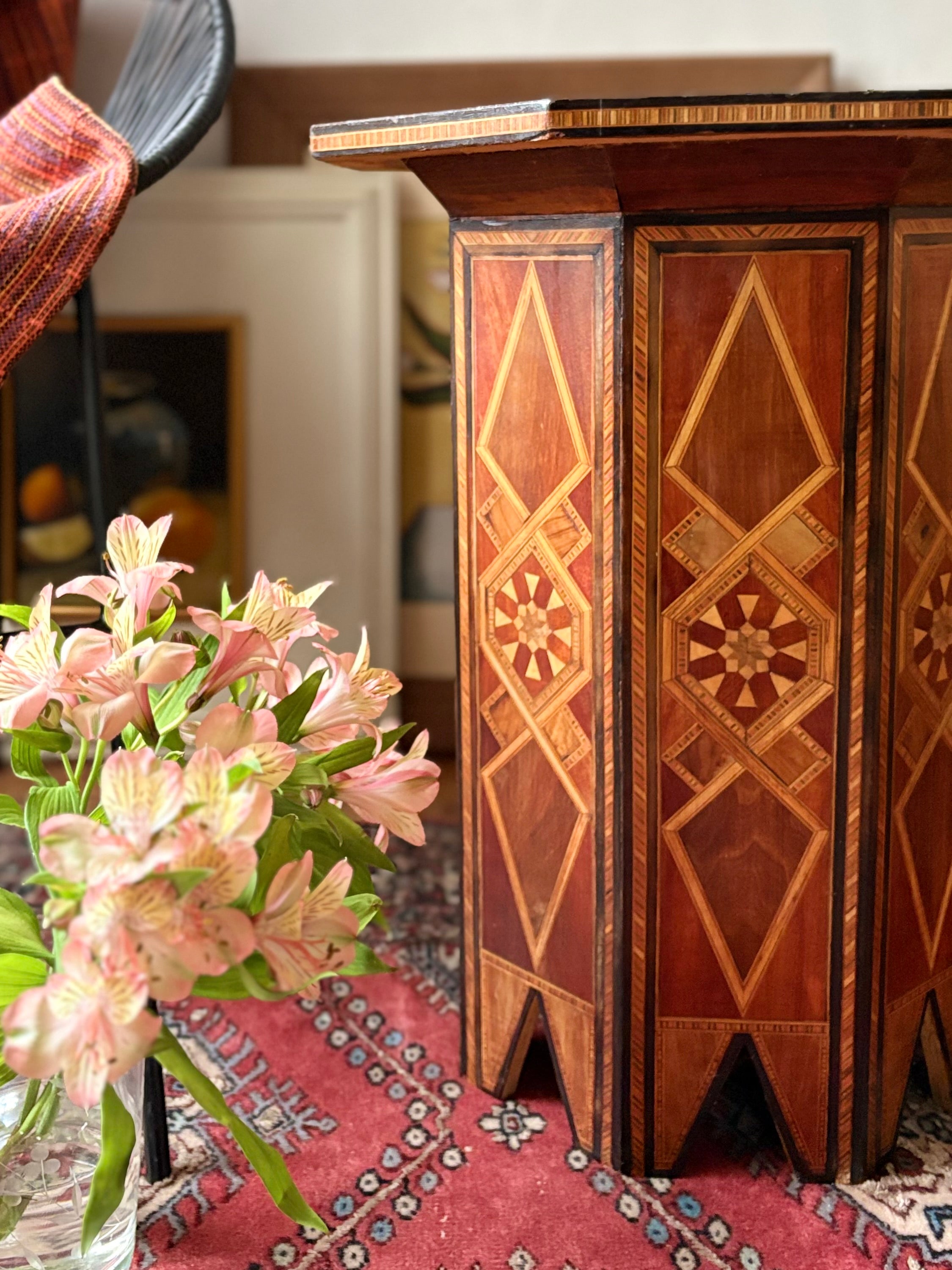 Mesa lateral oriental com marchetaria