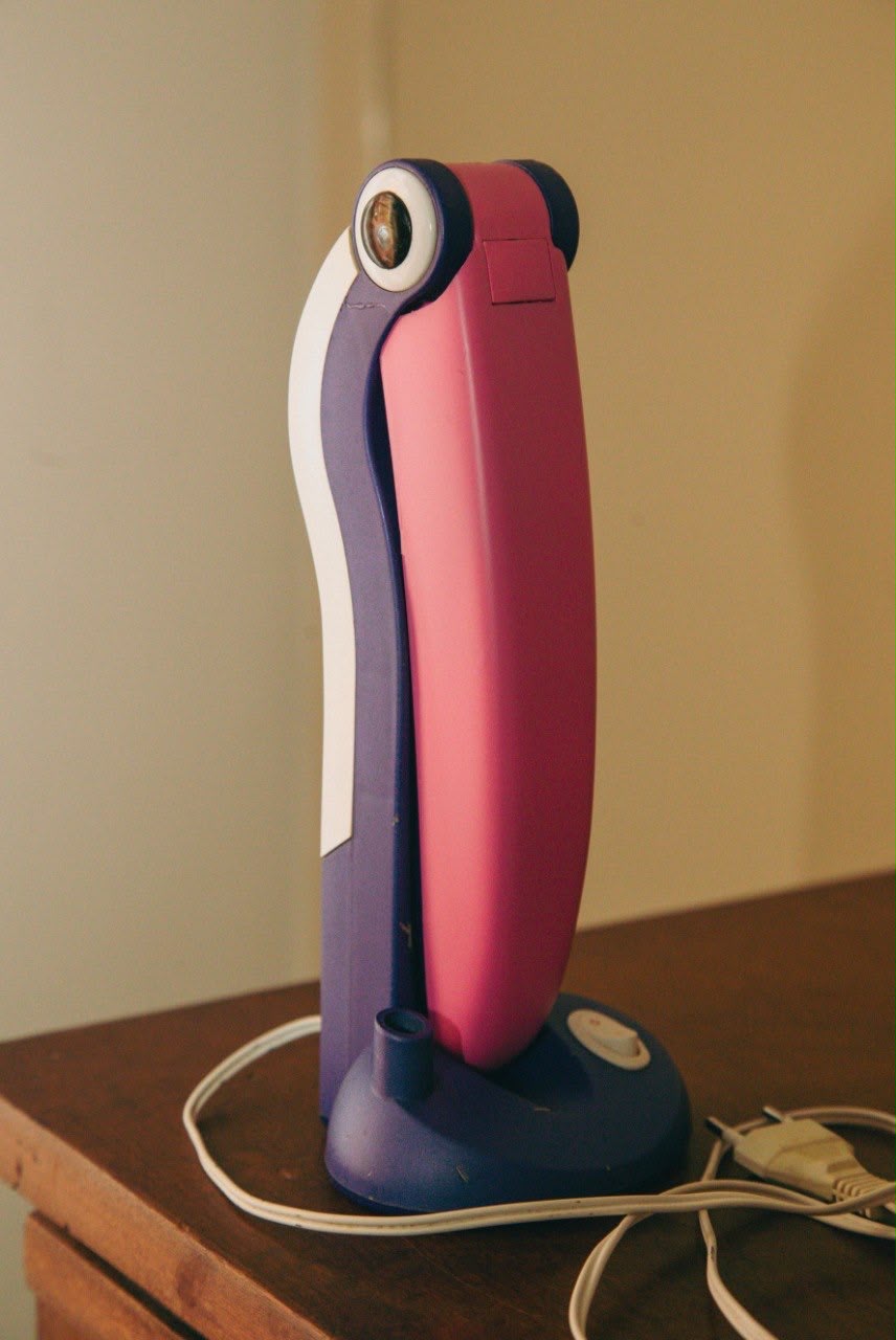 Luminária Tucano com porta lápis (Anos 80/90) – Modelo Especial Roxo e Rosa