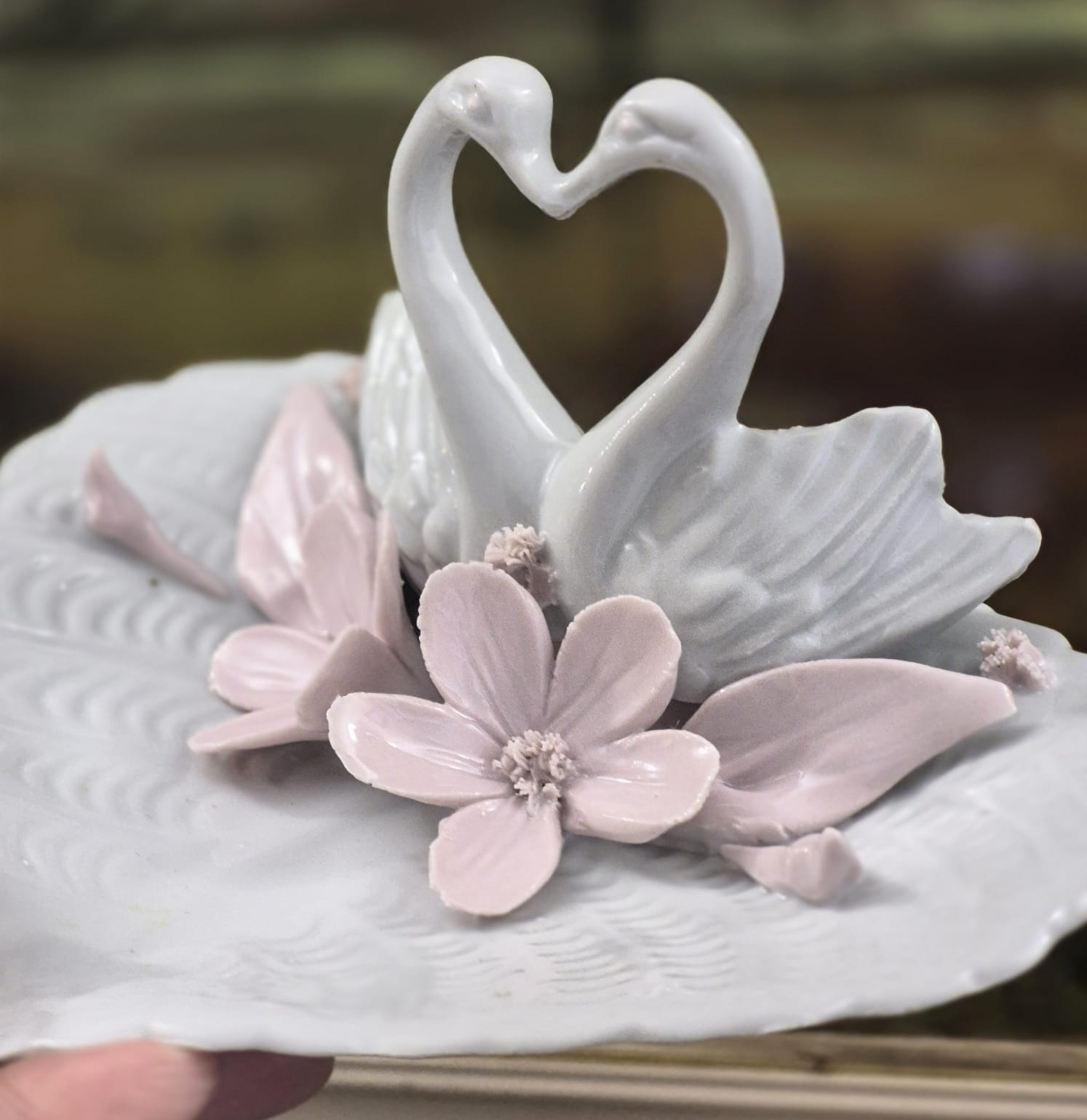 Fofíssimo e muito romântico porta-alianças ou pinga-joias em porcelana italiana Nuova Capodimonte,  em perfeitissimo estado. Em formato de 2 cisnes e flores. Uma graça!