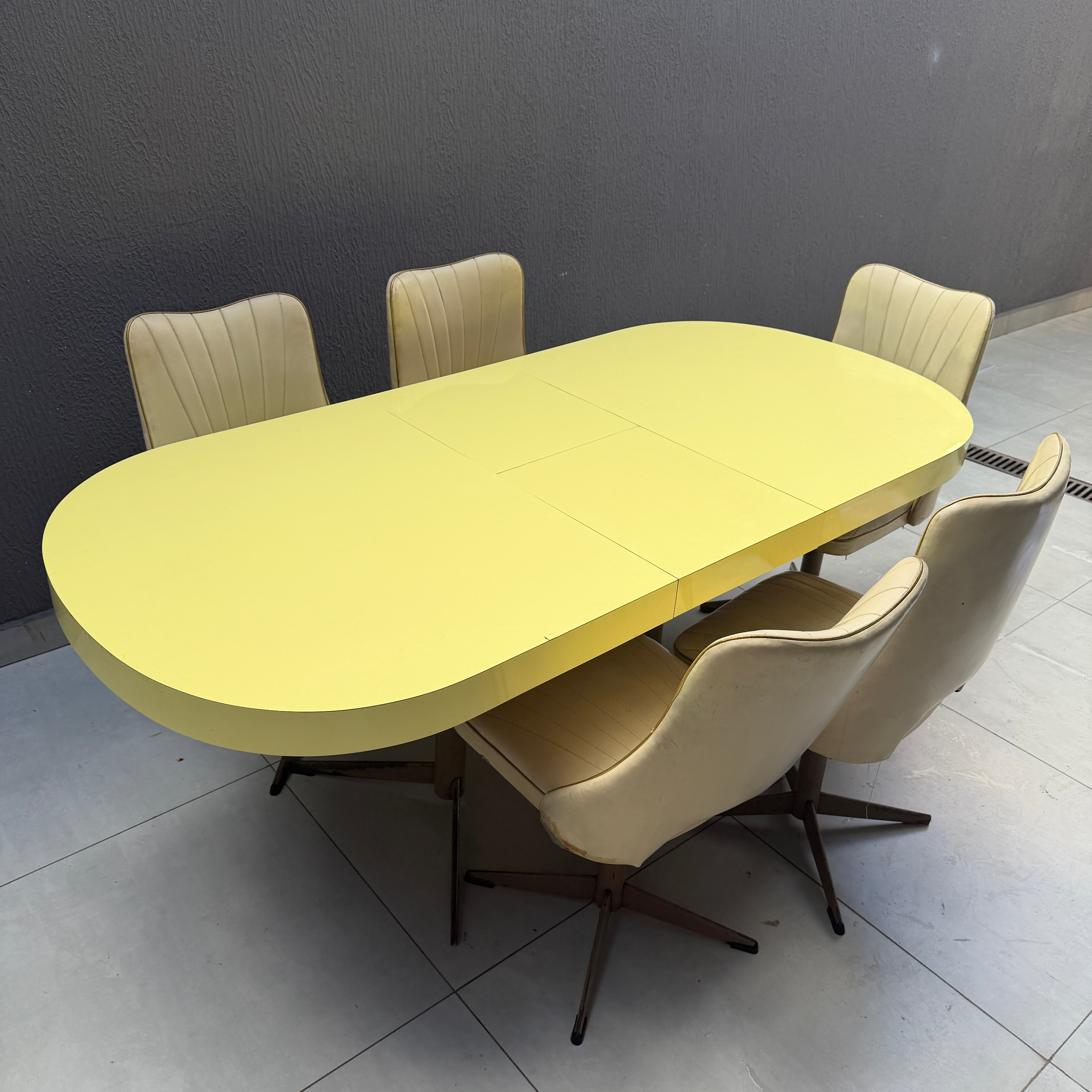 Conjunto Mesa oval Anos 50 em Fórmica Amarela com tampo ajustável + 5 Cadeiras Concha Giratórias