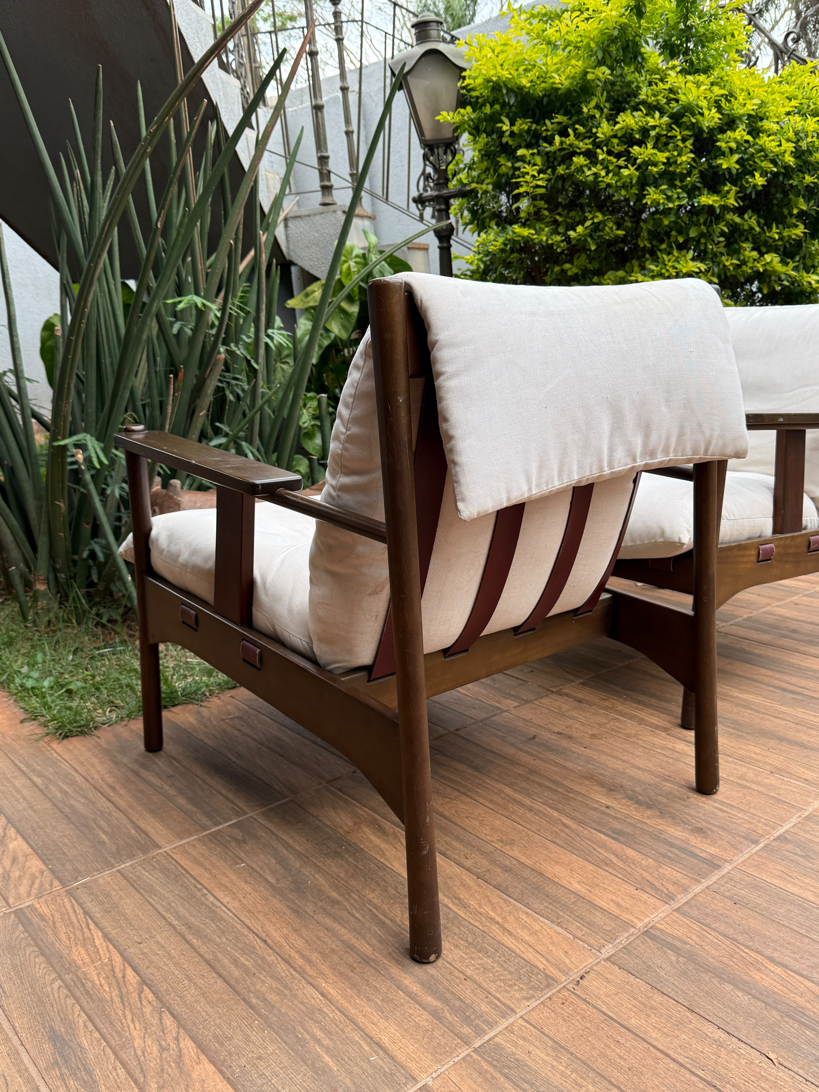 Par de Poltronas Design com estrutura em madeira e estofado claro com percinta