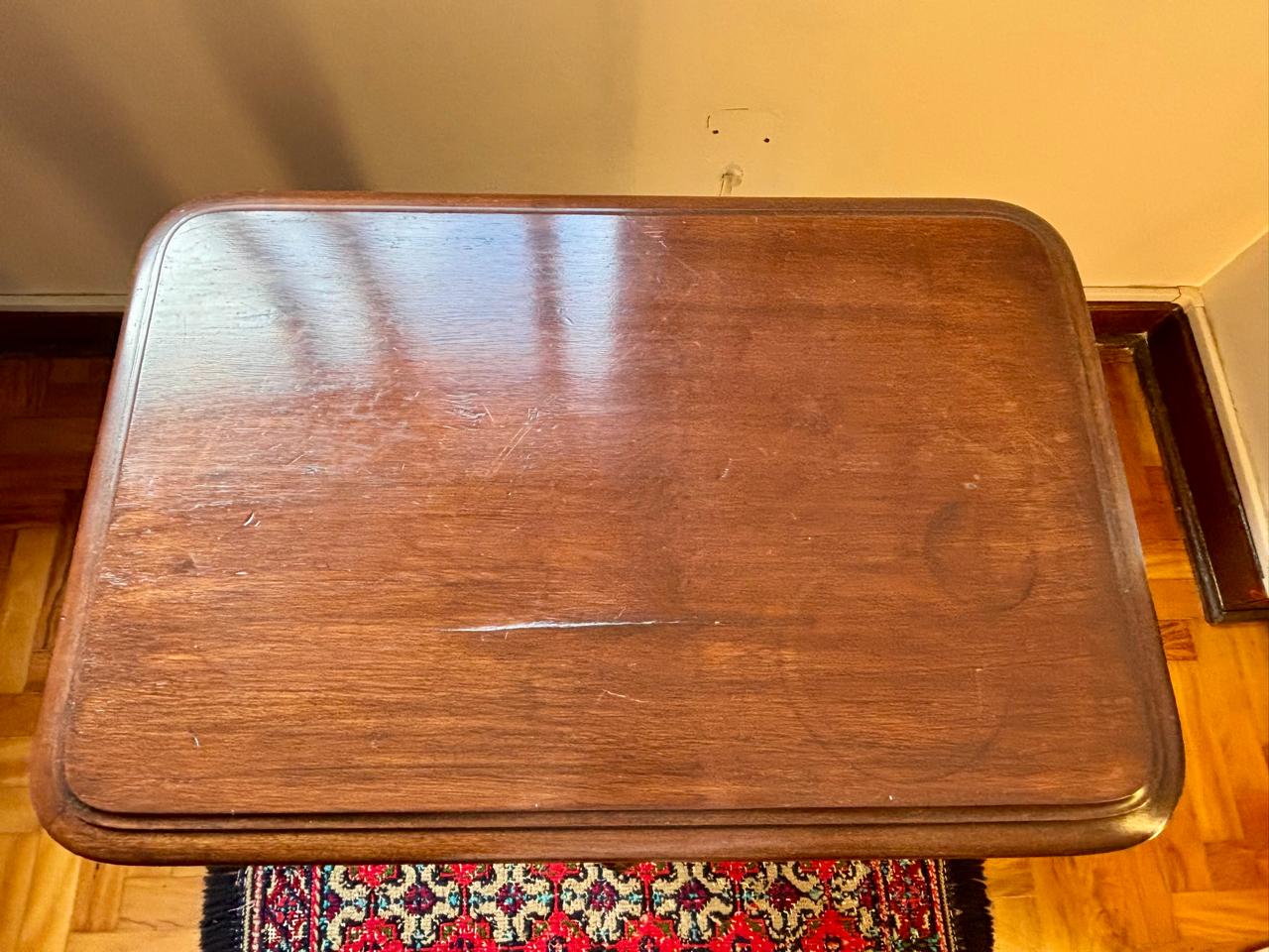 Mesa de apoio em madeira com gaveta e pés torneados (DMCPS_087)