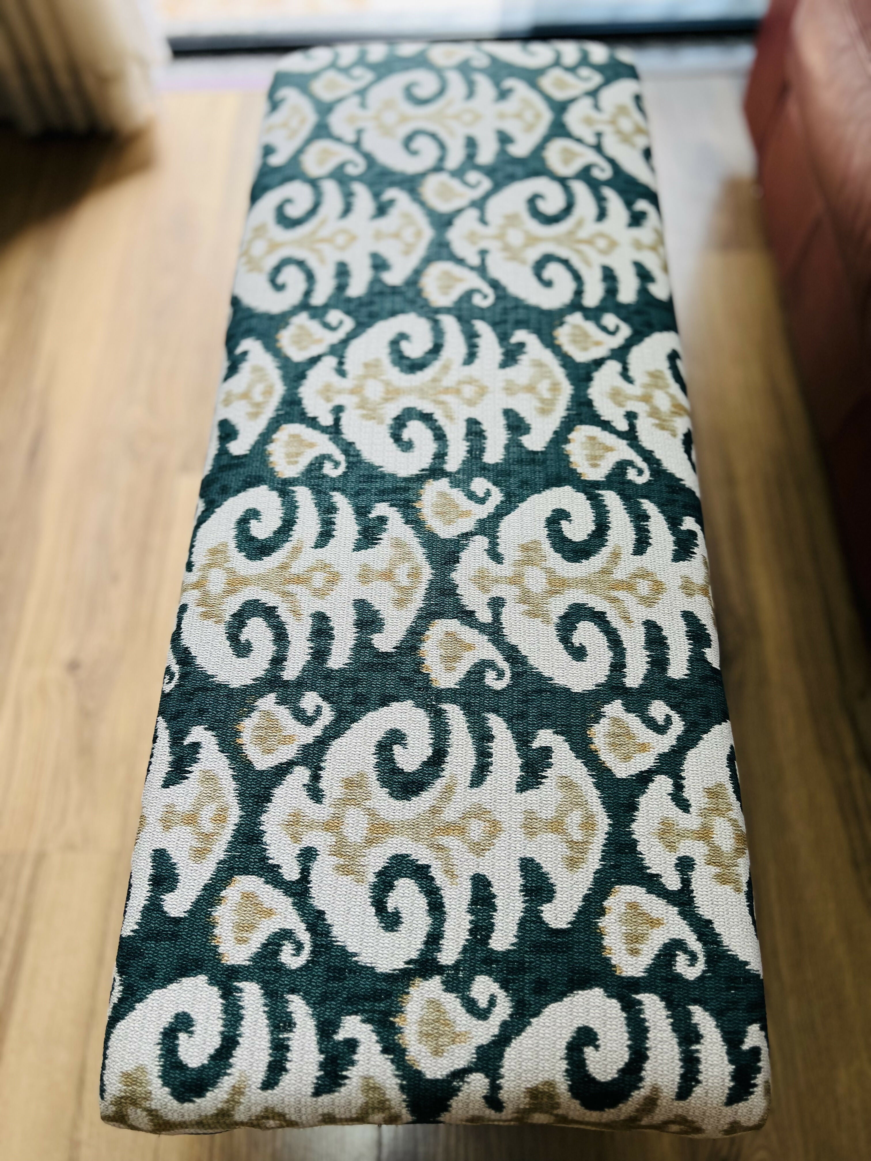 Pufe / banco com pés torneadose e estampa Ikat