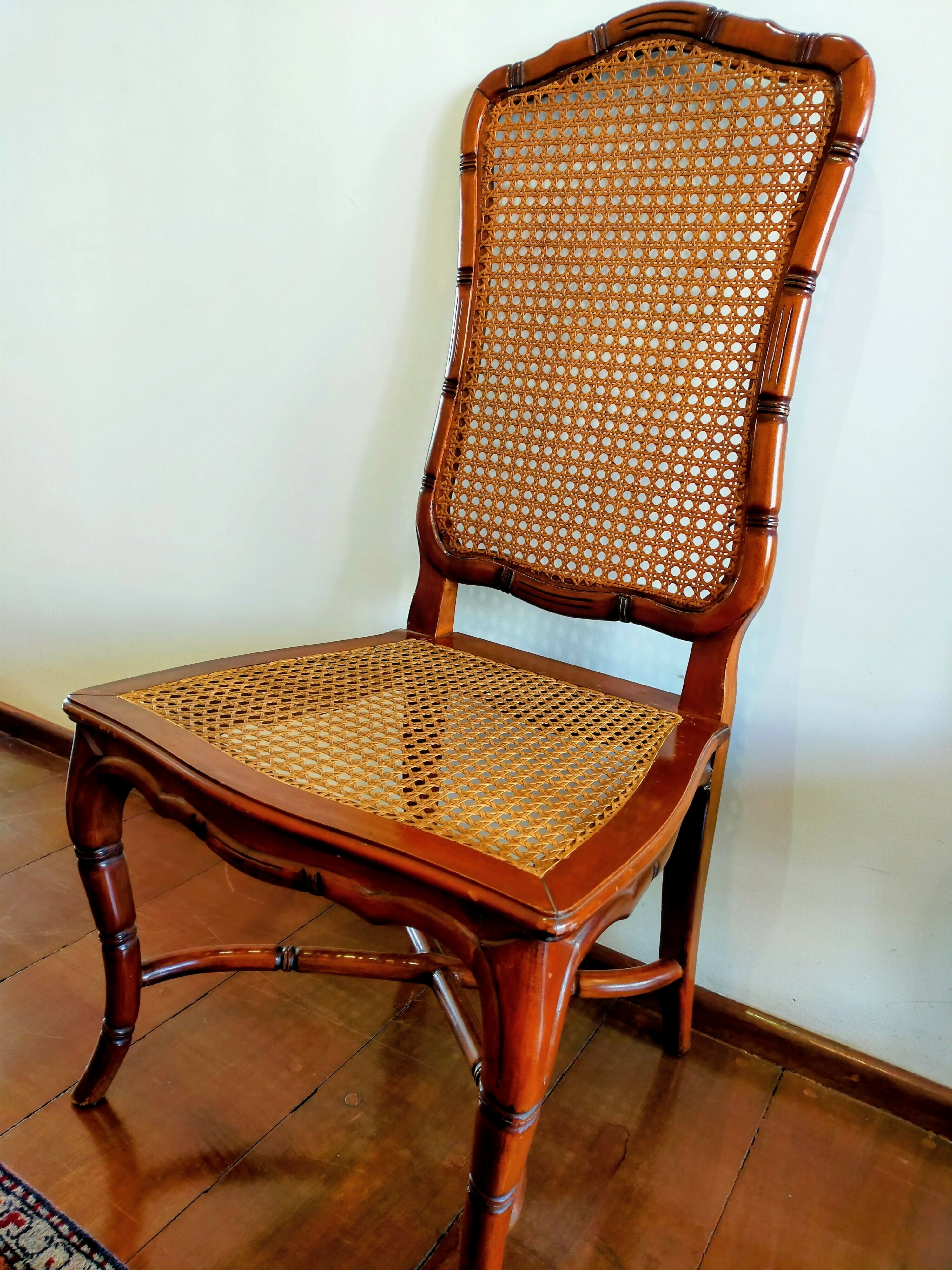 CONJUNTO 8 CADEIRAS VINTAGE MADEIRA MACIÇA ENTALHADA E PALHINHA
