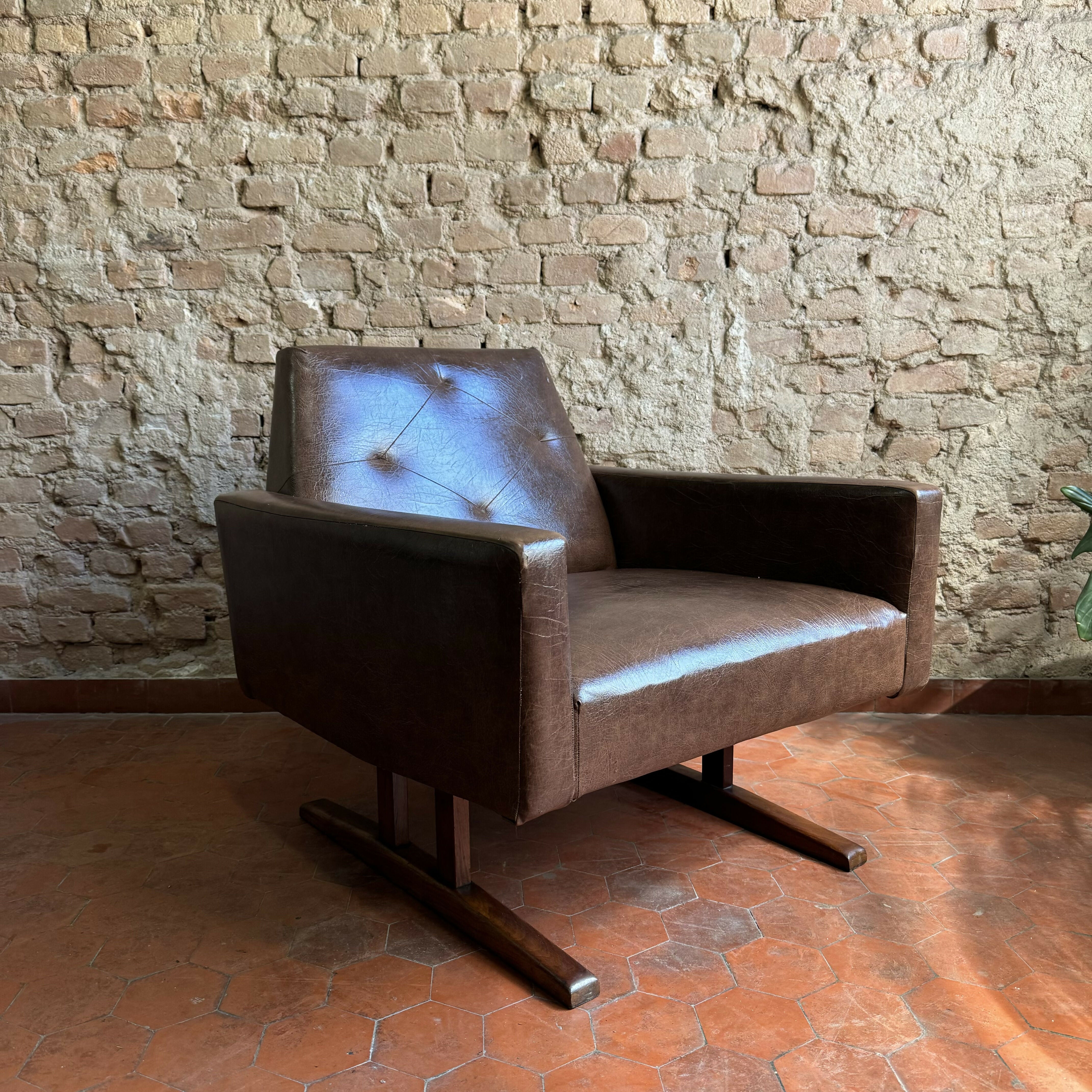 Poltrona anos 60 em courvin marrom