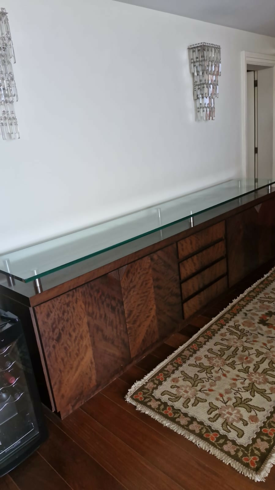 Buffet de madeira e vidro