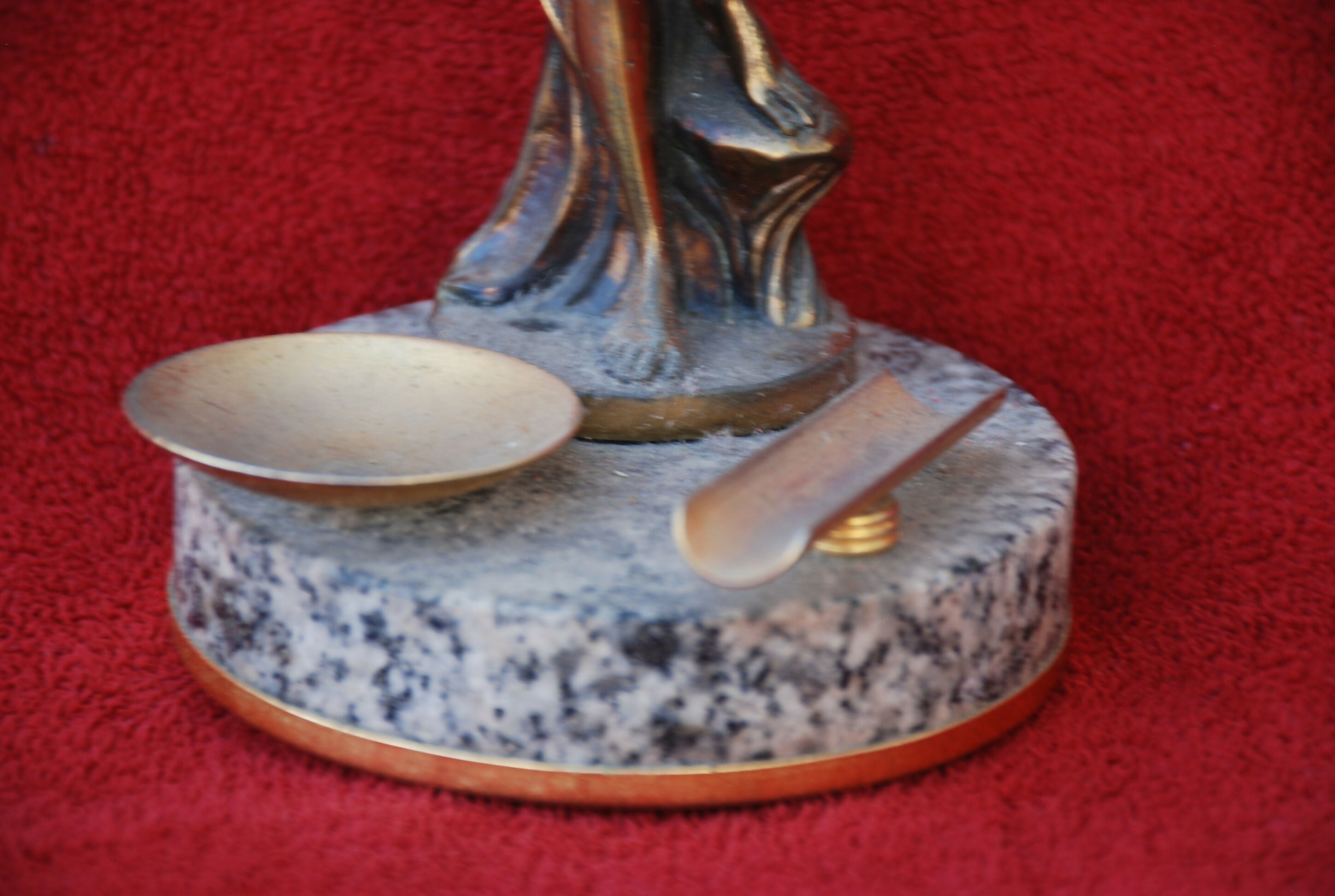 estatueta bronze e base granito anos 50 - 18 x 10 .