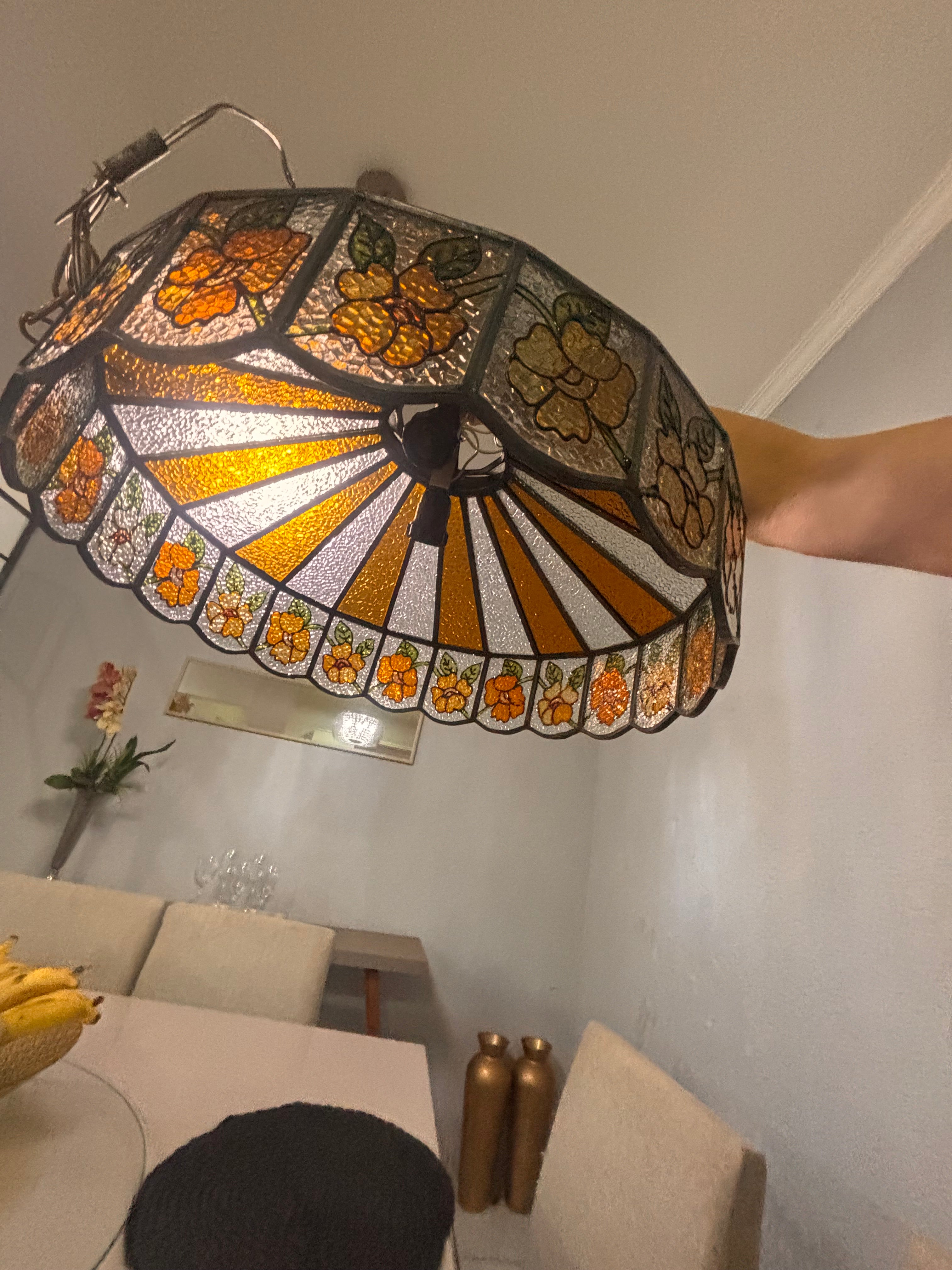 Vitral: luminária em vidro, chumbo formando um lustre vitral com flores, décadas de 1960 e 1970.