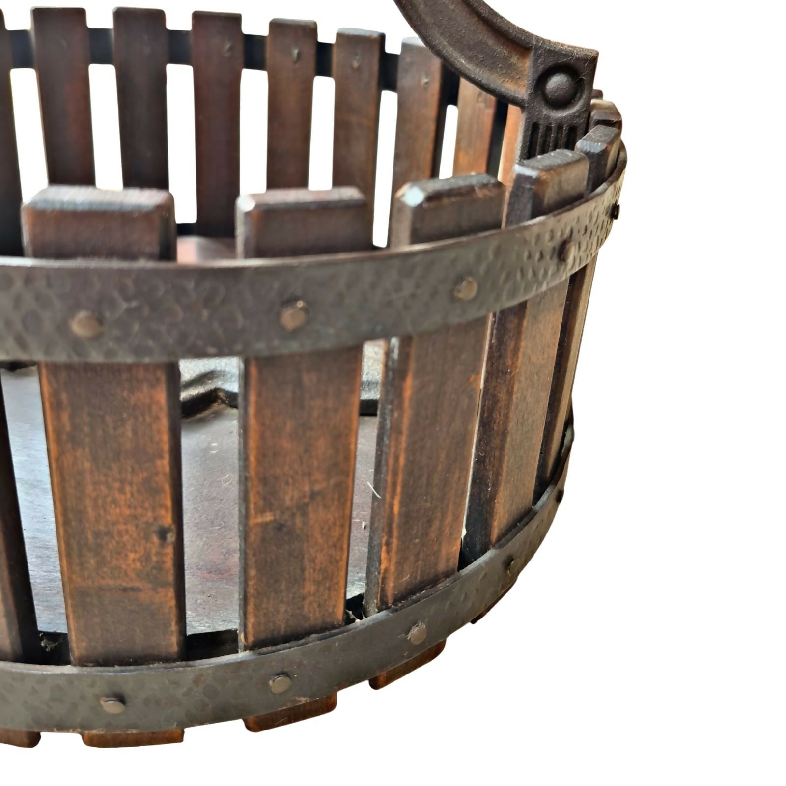 Quebra nozes em madeira nobre ripada e ferro fundido .