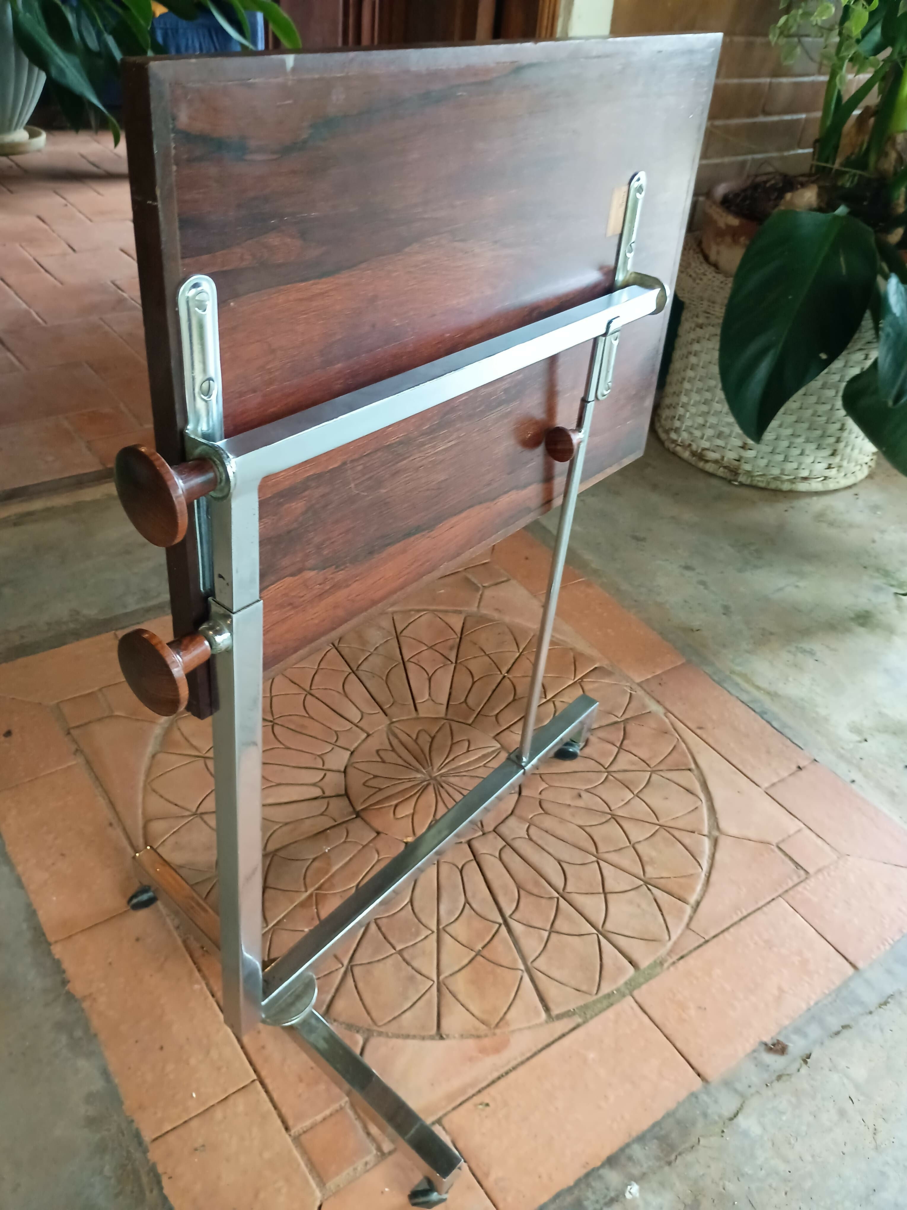 Bar/ mesinha de apoio com jacarandá e rodízios