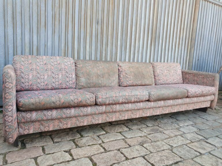 Sofá anos 70 em madeira ebanizada e estofado gobelin