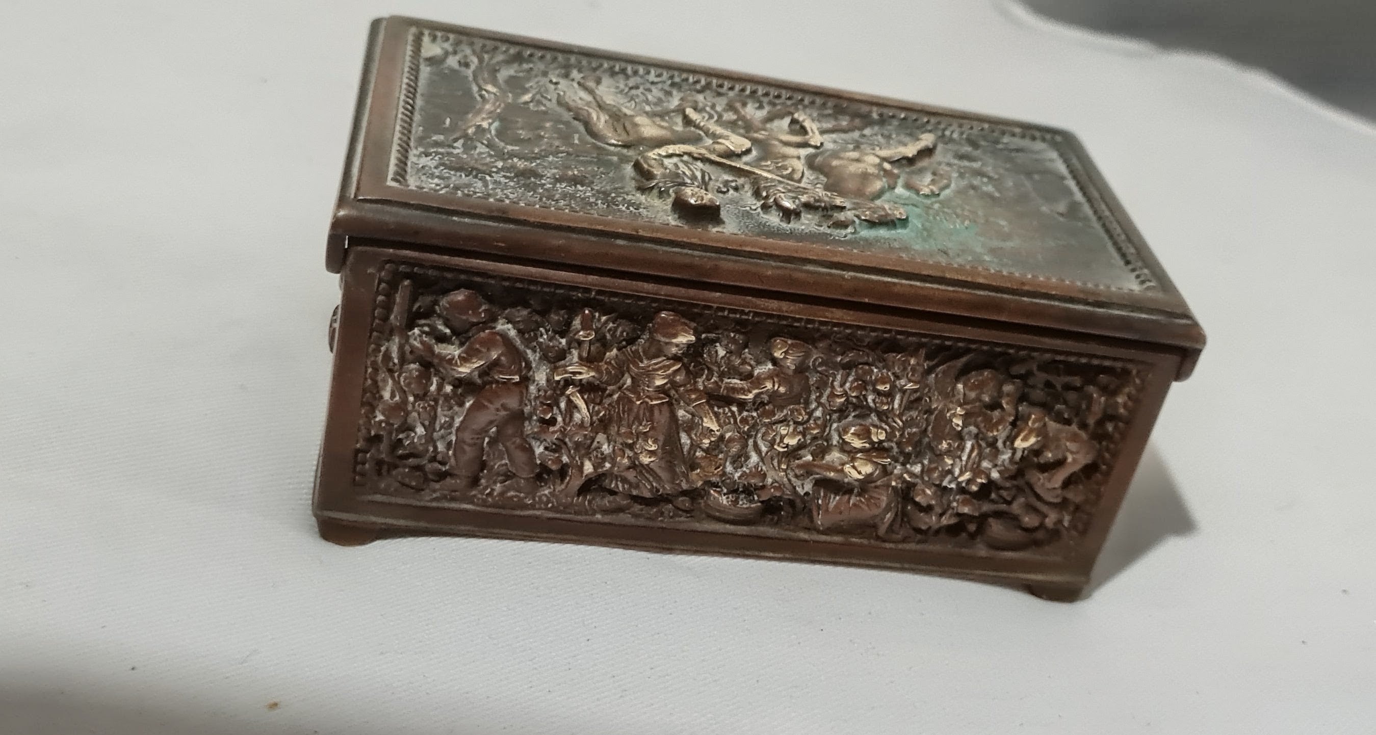 Caixa em bronze maciço, desenhada em auto relevo