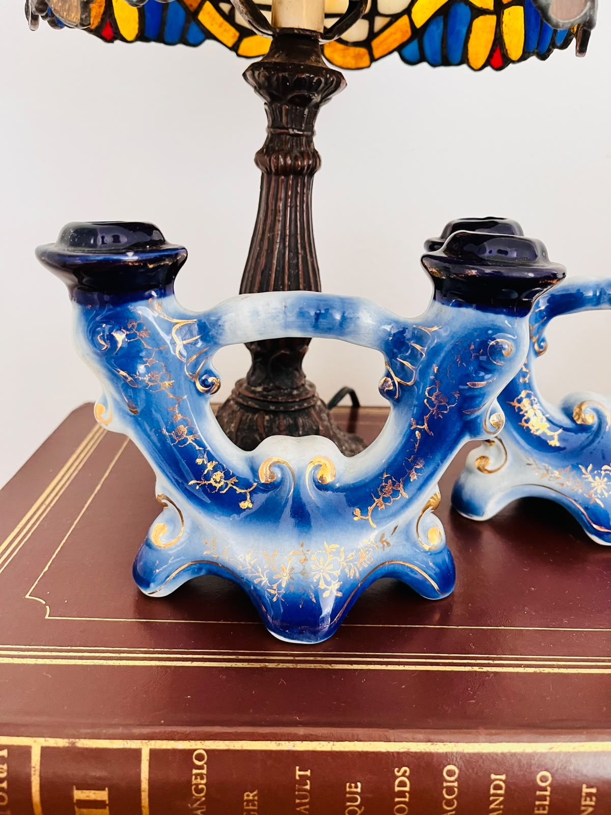 Candelabro de porcelana em azul e dourado 