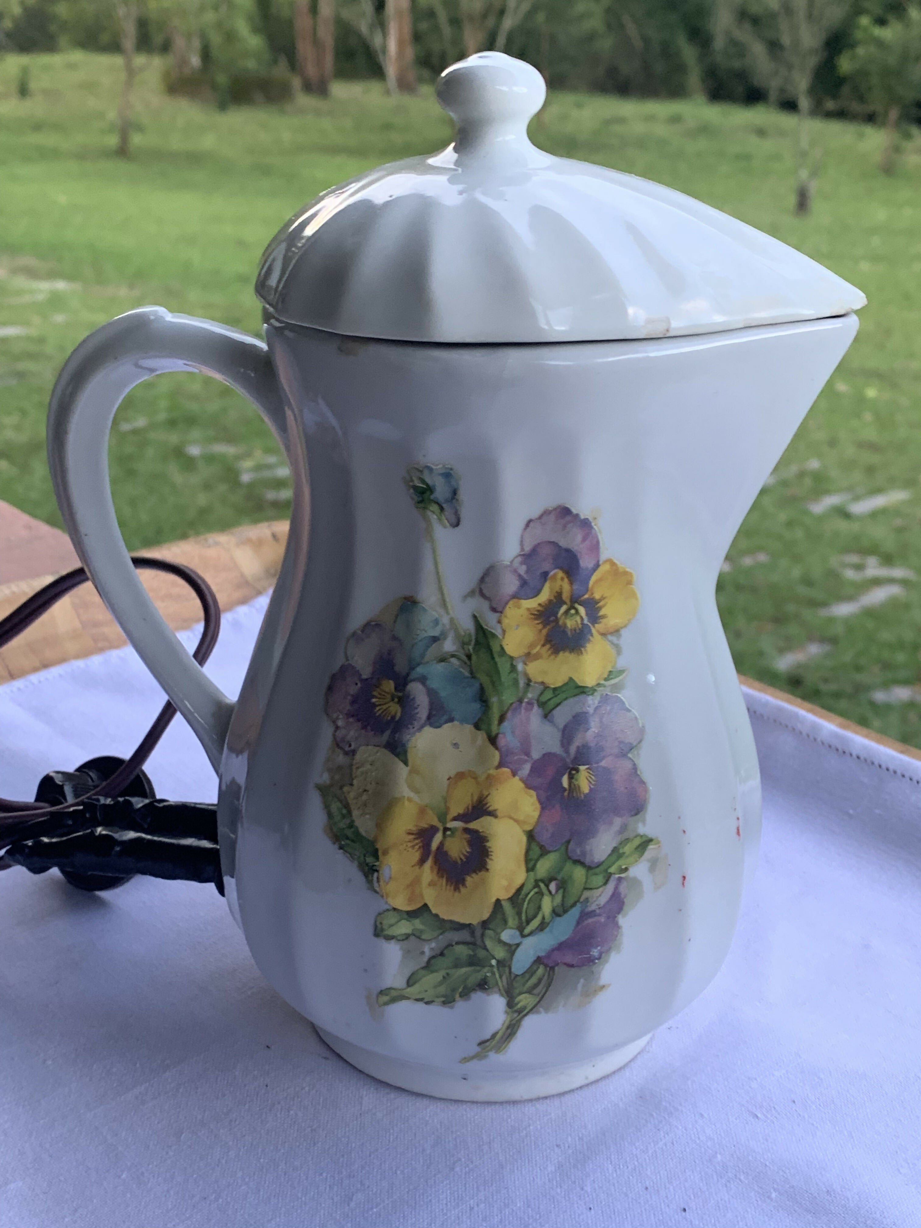 Rara Leiteira de Louça Aquecedora. com motivos florais