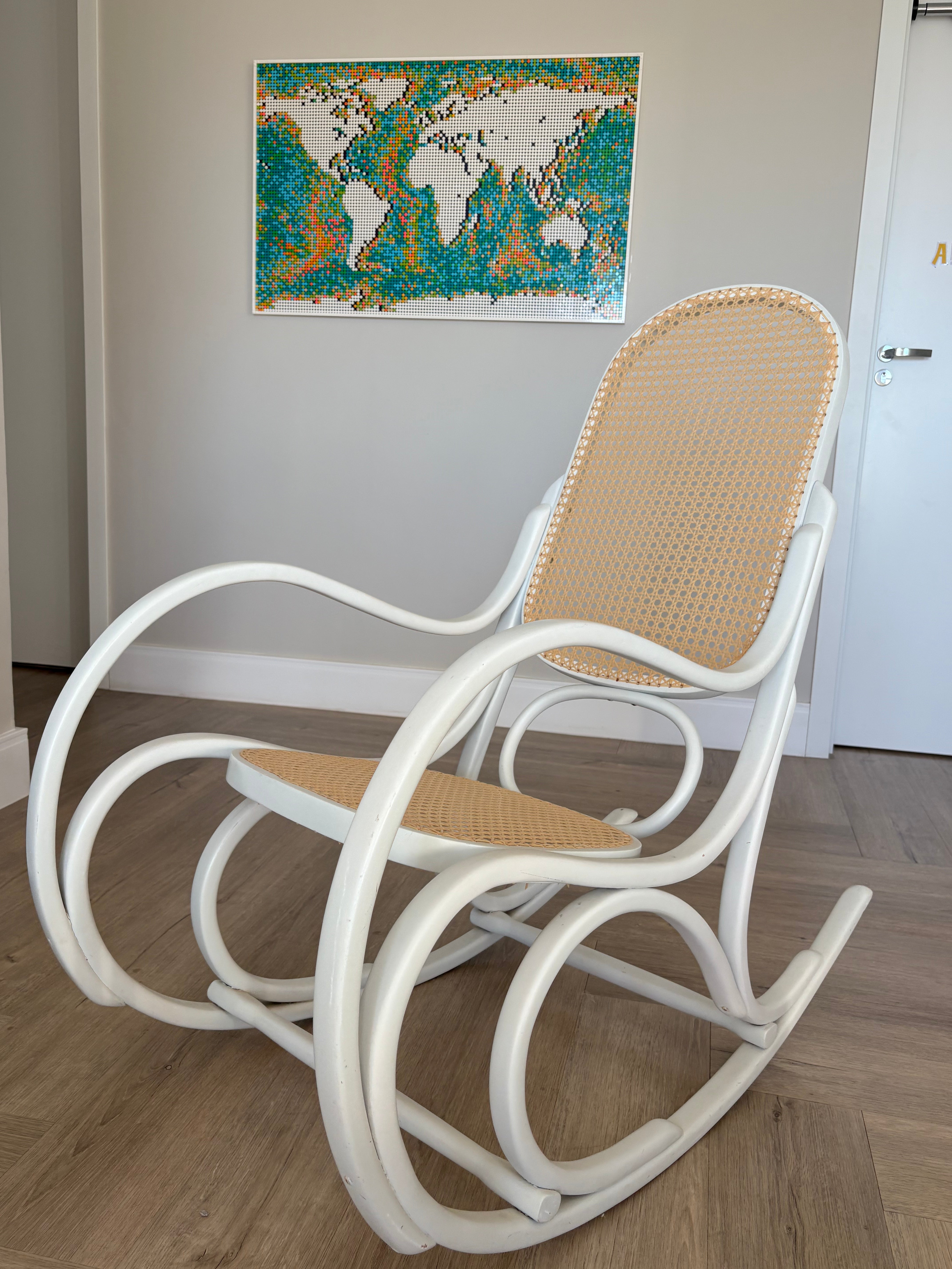 Cadeira Balanço Thonet - Original  - recondicionada - pintada de branco e palha trocada