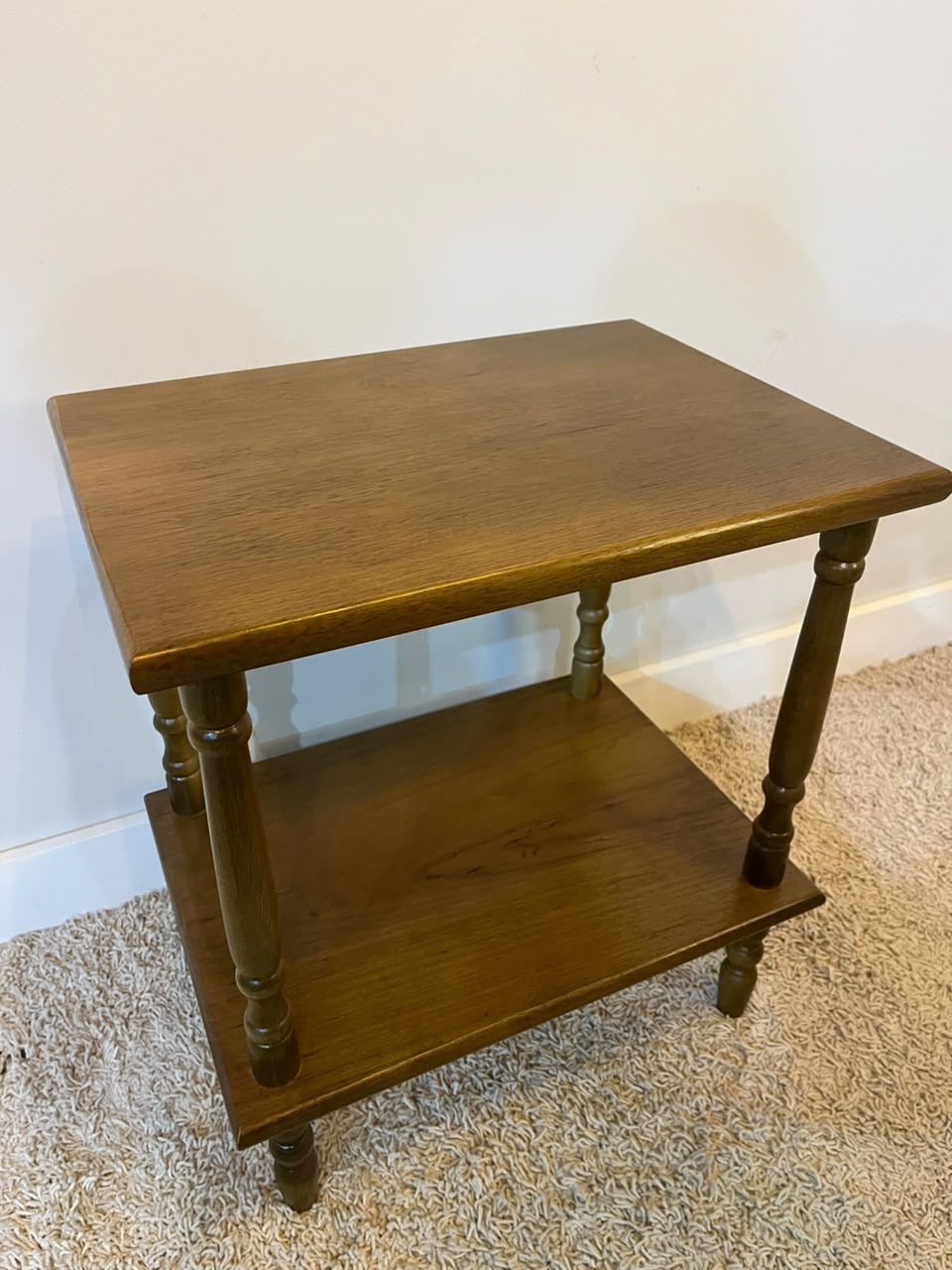 Mesa Lateral Retangular Em Madeira Tauari Com Pés Torneados – 52 Cm