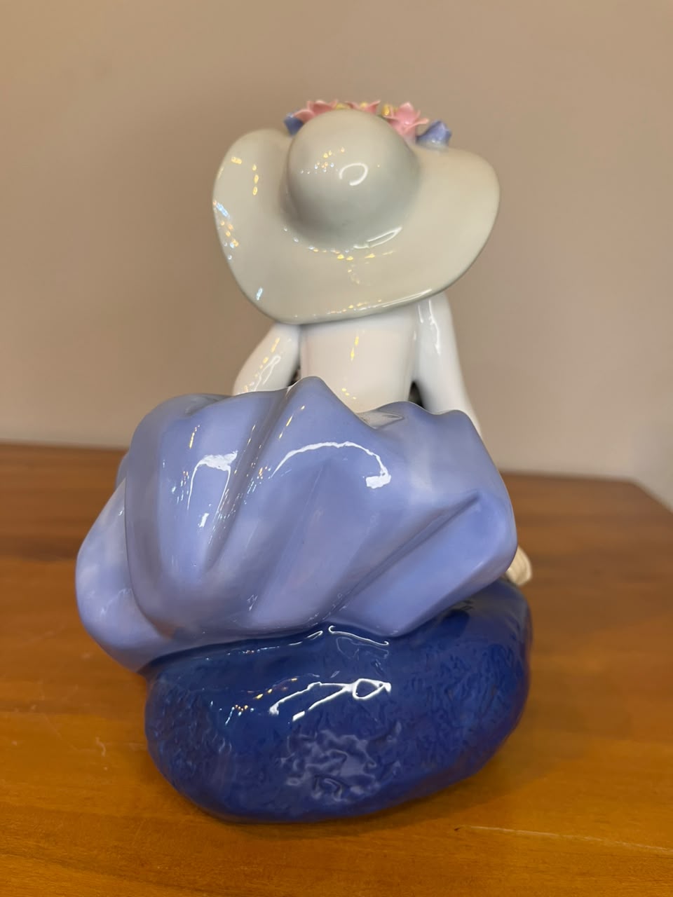 Escultura em Porcelana Menina com Chapéu e Flores – 18 cm