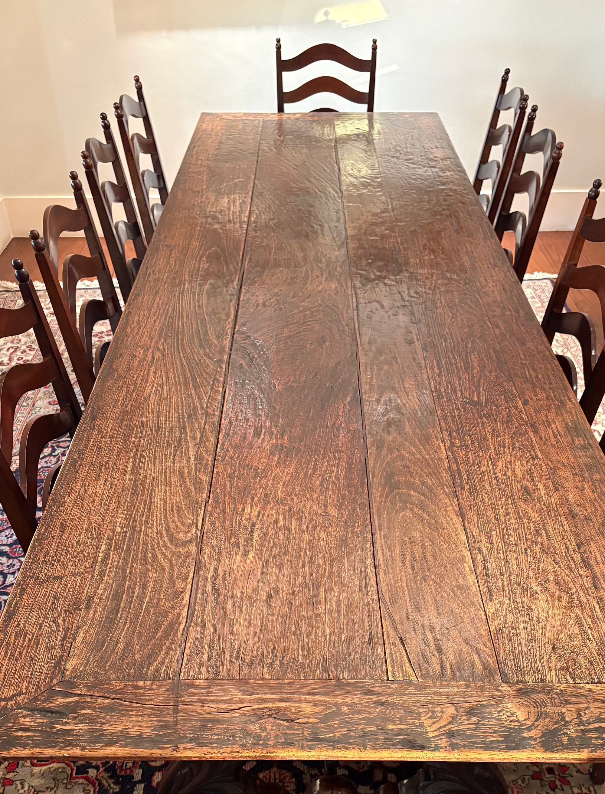 Mesa de jantar Retangular em madeira antiga estilo colonial com pés entalhados 