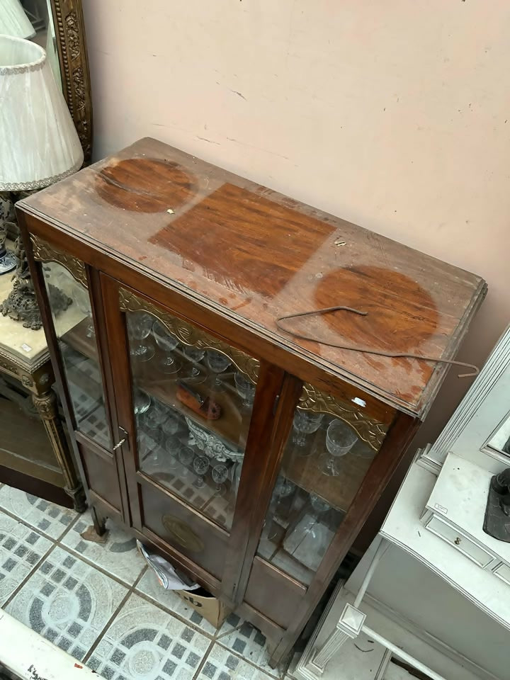 CRISTALEIRA ANTIGA EM MADEIRA COM DETALHES EM METAL DOURADO