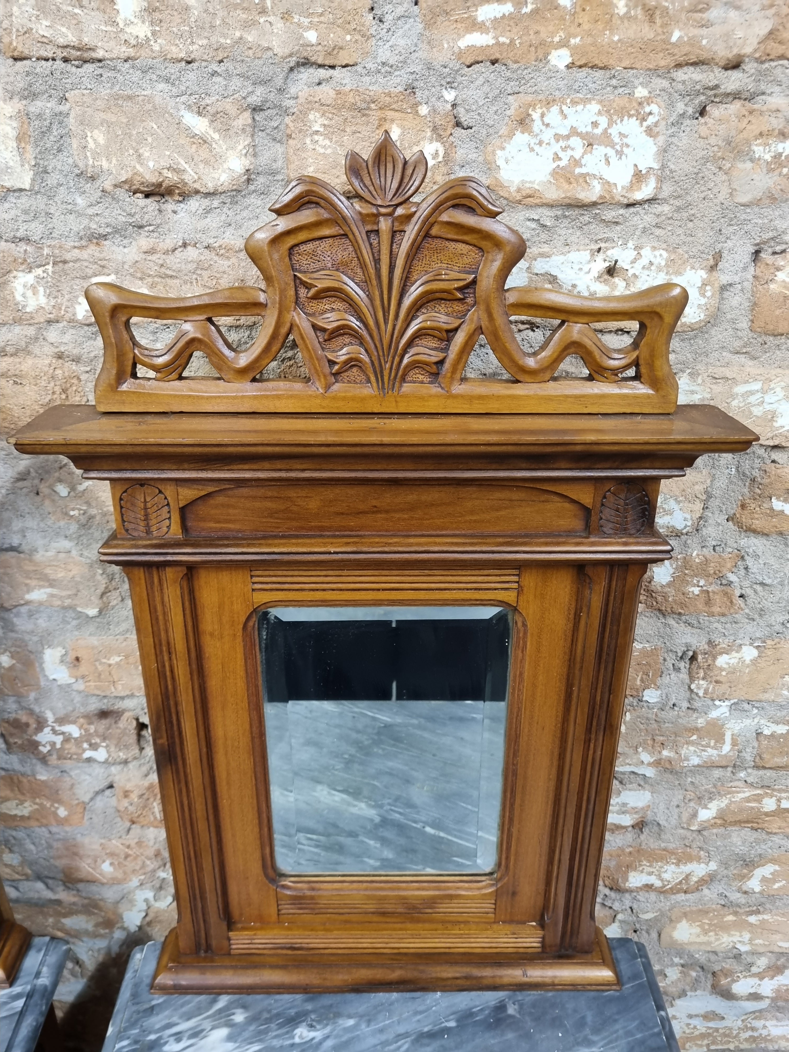 Mesa de cabeceira / Criado mudo Art Nouveau antigo em madeira clara com espelho 