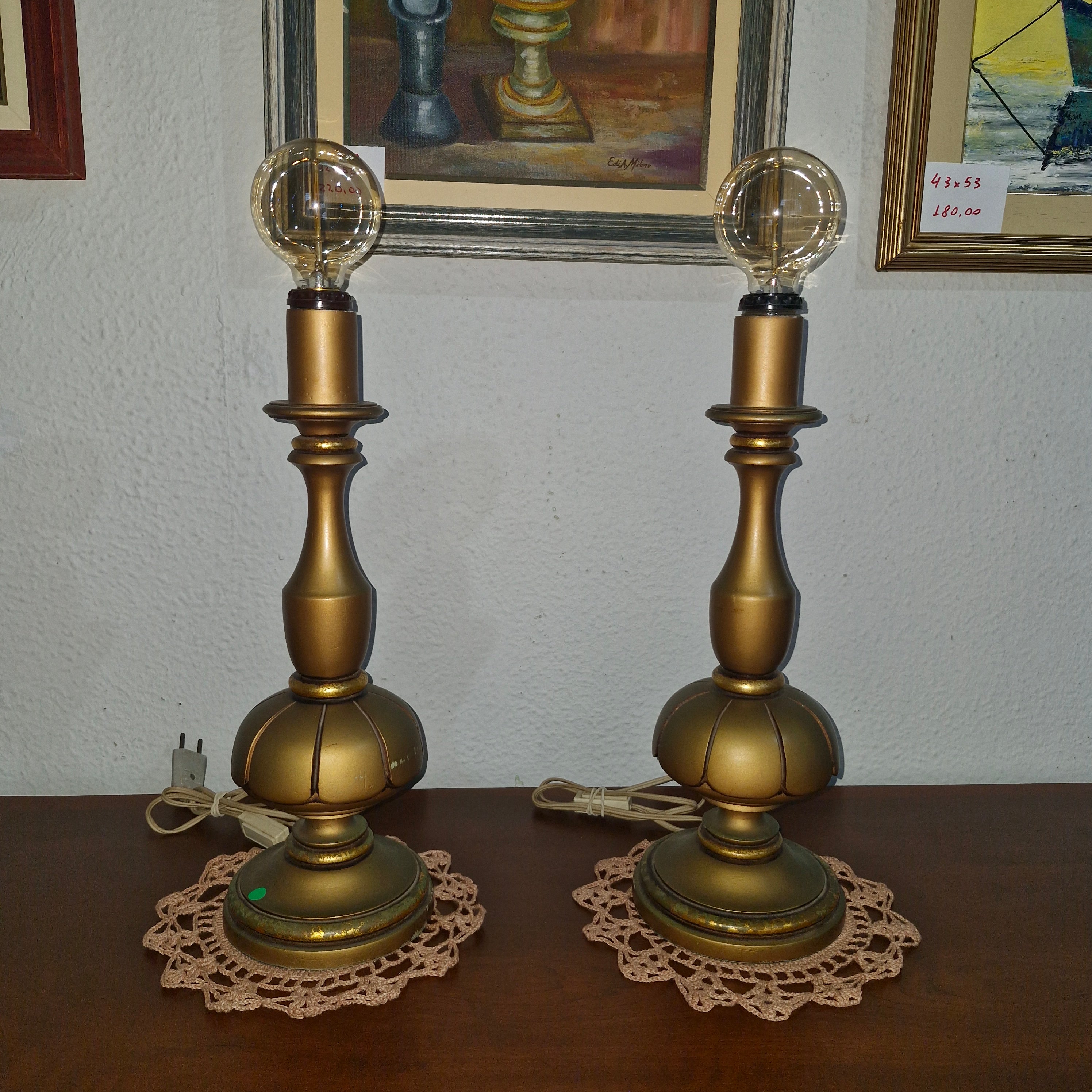 Par de Abajures Toucheiros em madeira com acabamento ouro velho 