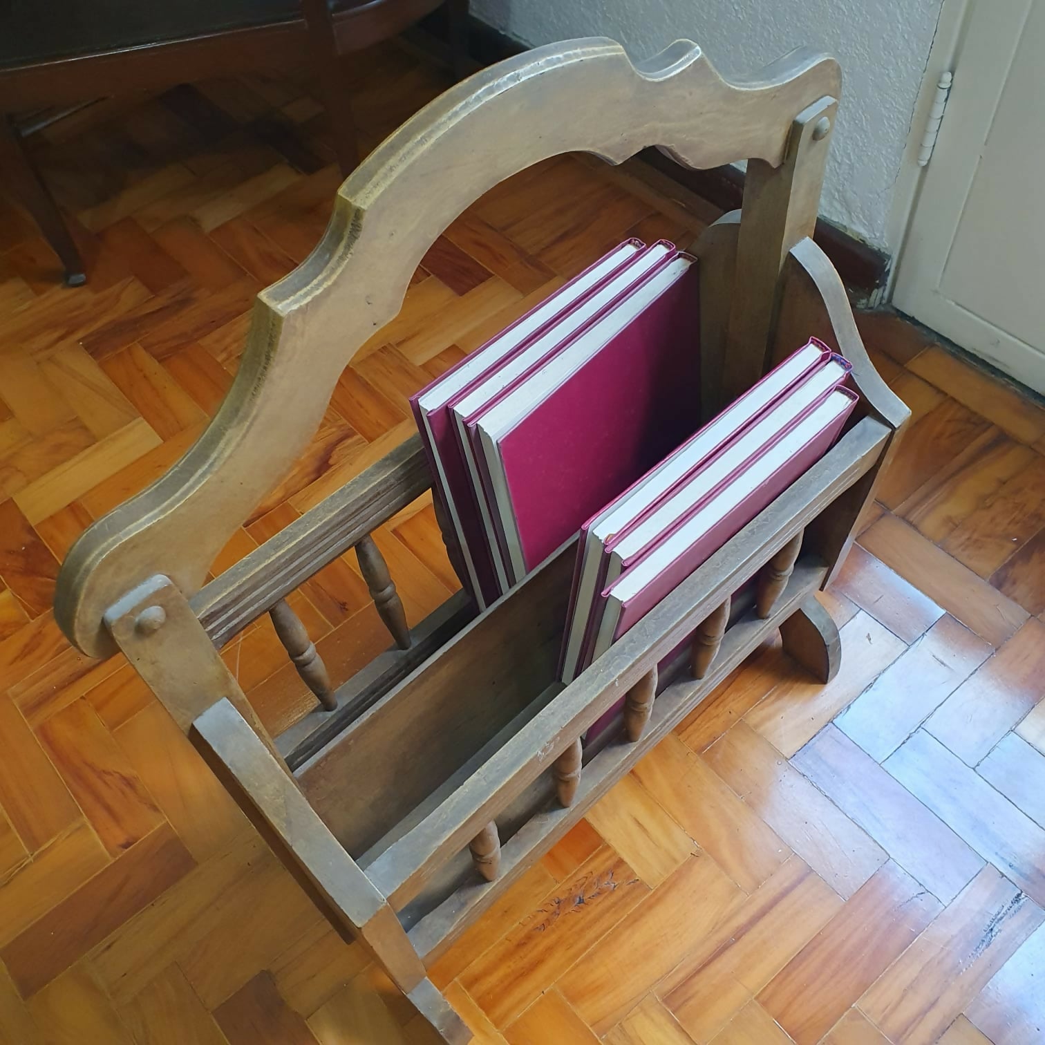 Revisteiro lindo em madeira, em ótimo estado de conservação, em madeira rústica.