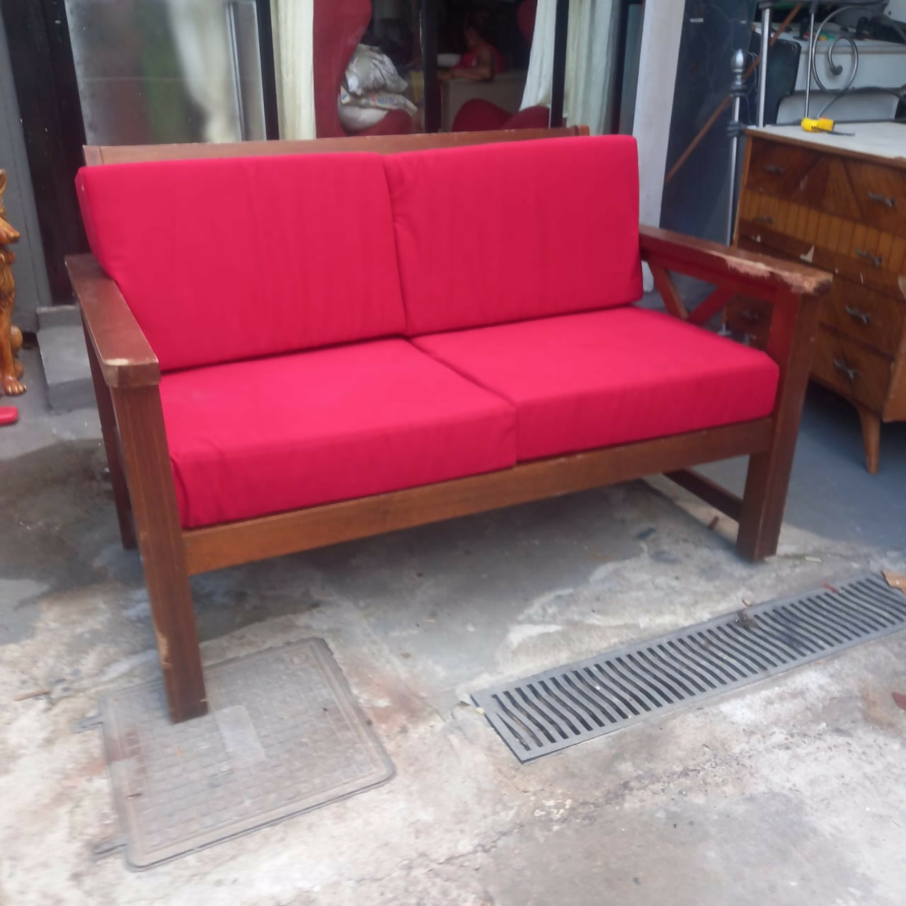 Sofá de madeira com estofado vermelho