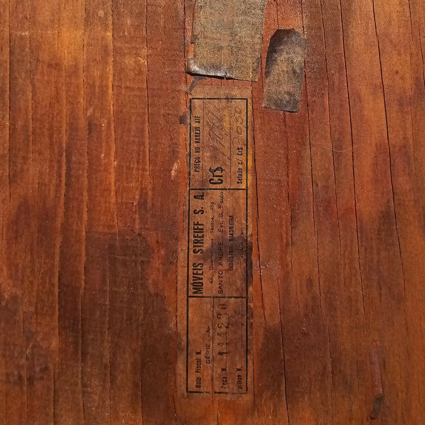 Namoradeira e duas cadeiras, em imbuia, década de 50, móveis Streif